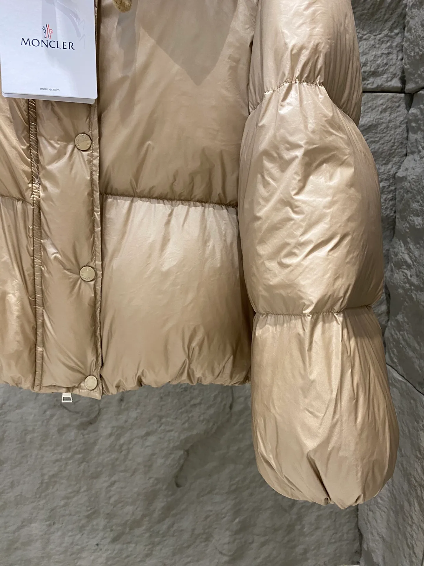 P920 Style number: Y122 Moncler Borey hooded down jacket m hood rope puff bread women's lightweight longue saison nylon down jacket, DIST certified, quilted design. Dropped shoulders, drawstring hood, and funnel neck for a casual and lazy look. Two-way zipper and snap button on the front, elastic hem and cuffs for better wind protection and warmth. The sleeves have hidden snap buttons that open and can be worn as a cape. 90 velvet filling. Color: black/coffee Size: 0/1/2