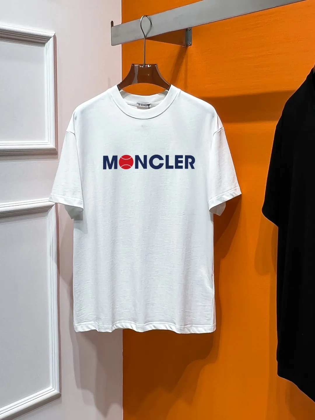 P140 Moncler# Spring and summer top counter synchronous short-sleeved T-shirt (complete with 3 labels). It is made of imported 100%-32 count double-strand Xinjiang cotton fabric. It is the original fabric of the counter. It has strong brand recognition and is full of high street and exquisite style. It will definitely become the best choice for high street appearances. The fabric is thick and has a strong say in texture and comfort. It feels delicate and comfortable to wear. The upper body effect is great. It is made of pure cotton. This kind of cotton is very special. It feels very soft and has a double-sided texture. This is the first time I have gotten such functional fabric in a long time. It is really good! It’s not a bad style or material, straight men will definitely like it!  It is a fusion of top elements, a classic trendy men's fashion, and the upper body comfort is unparalleled. It can be said that it is a must-have in summer, and it is more fashionable and can easily create a fashionable and stylish super item. It interprets your luxury and taste and creates your fashionable style and charm. Fashionable round neck chest T-shirt This T-shirt has exquisite craftsmanship and full design sense! The matching is trendy and stylish! This must-have item has an elegant upper body, looks good both inside and outside, and combines fashion and comfort. It looks like a basic men's T-shirt, but it is not. It can be worn alone or layered underneath. There is no problem in wearing one piece for all seasons. The product is really, really good! It comes from the original factory, and there are not many pieces that can be counted on the fingers. Whether he can own it or not depends on your hand speed. The custom-woven double-layer rib neck design is flat and snug and not easy to deform. The brand logo remains the same, creating an alternative luxury fashion atmosphere and becoming a new concept that breaks out of the cocoon in the year. Available in two colors: white and black. Size: S M L XL 2XL
