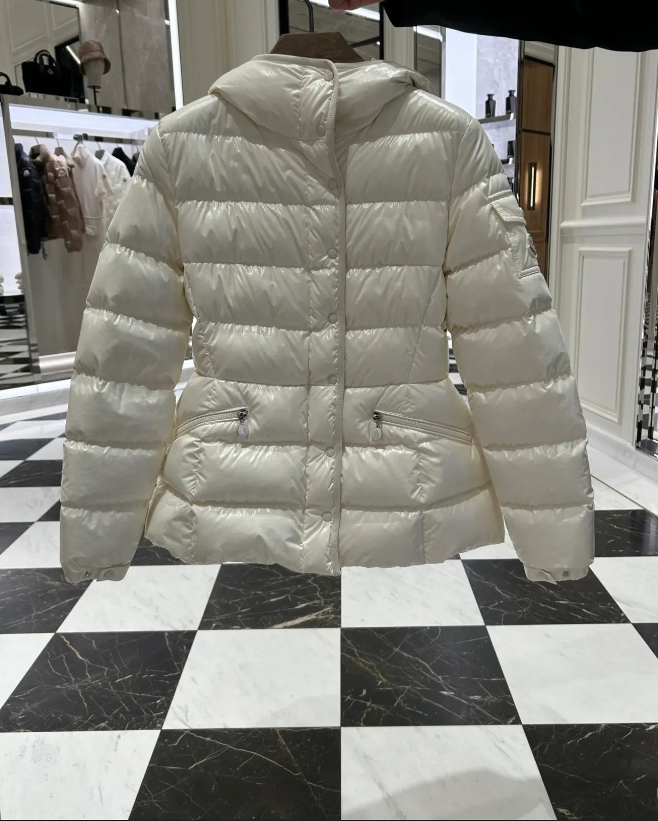 P780 Moncler Barante counter real shot display. The most popular women's item of the year. No matter whether it is on the counter or on the official website, it is displayed in the "C position". The most wearable item. This version is amazing. Small waist