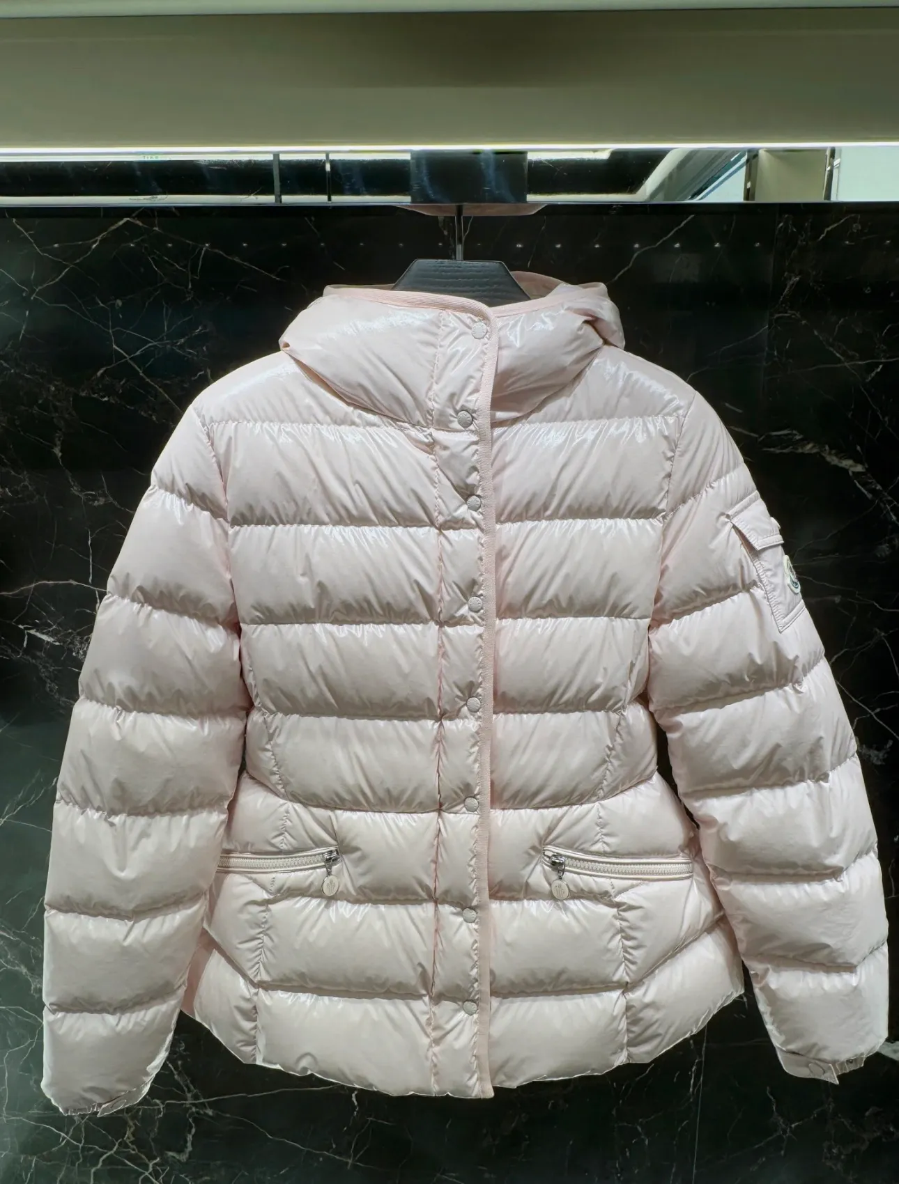 P780 Moncler Barante counter real shot display. The most popular women's item of the year. No matter whether it is on the counter or on the official website, it is displayed in the "C position". The most wearable item. This version is amazing. Small waist
