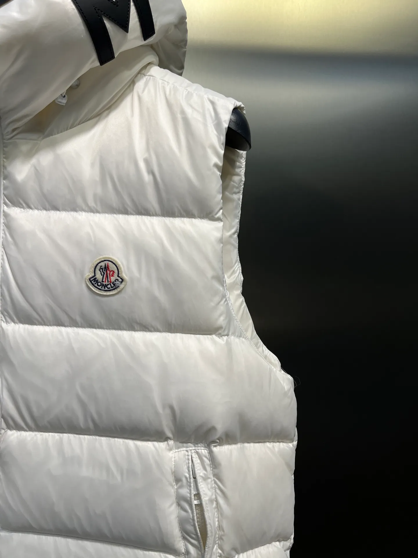 P560 moncler🌟Moncler hooded letter-printed down vest for men and women. It is carefully made of original nylon fabric and decorated with Moncler's unique logo details on the front chest. Made from the original version, every detail inside is restored. As soon as you pick up the real velvet and fake velvet, you can tell that only good things are made. Color: Black White Size: 1 2 3 4 5 (M～3xl)