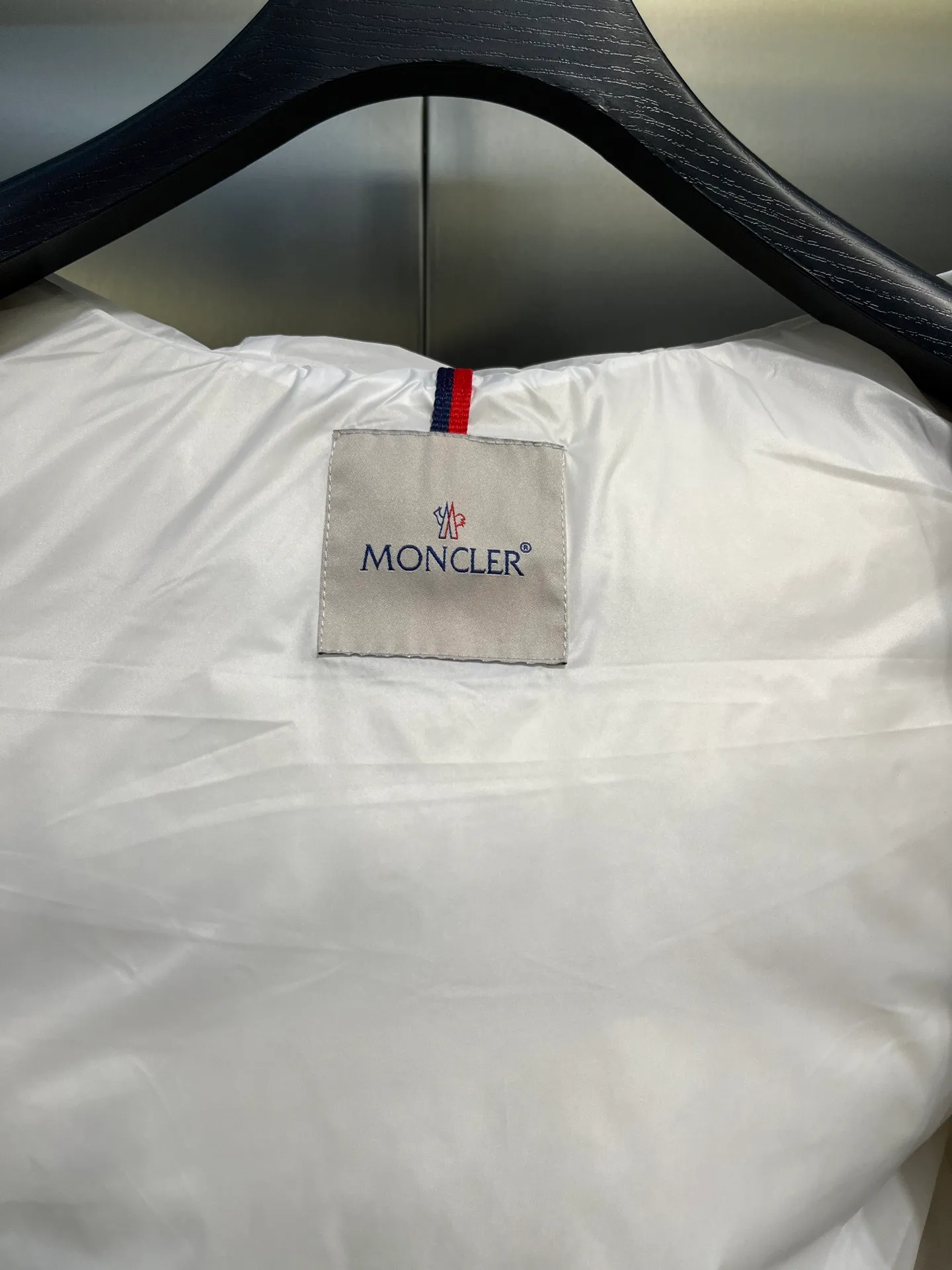 P560 moncler🌟Moncler hooded letter-printed down vest for men and women. It is carefully made of original nylon fabric and decorated with Moncler's unique logo details on the front chest. Made from the original version, every detail inside is restored. As soon as you pick up the real velvet and fake velvet, you can tell that only good things are made. Color: Black White Size: 1 2 3 4 5 (M～3xl)