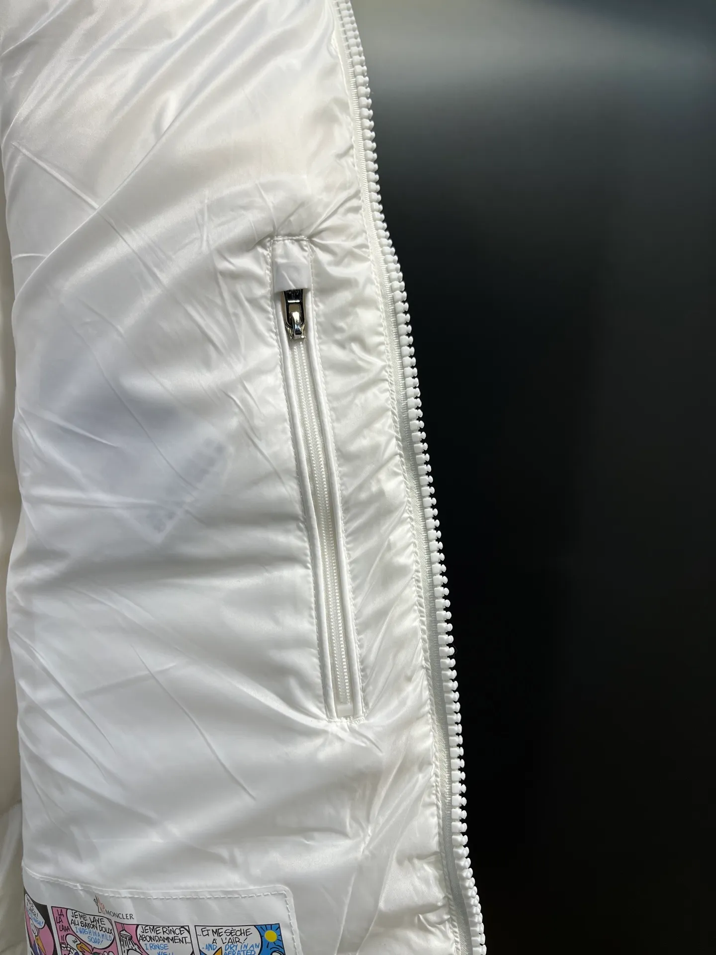 P560 moncler🌟Moncler hooded letter-printed down vest for men and women. It is carefully made of original nylon fabric and decorated with Moncler's unique logo details on the front chest. Made from the original version, every detail inside is restored. As soon as you pick up the real velvet and fake velvet, you can tell that only good things are made. Color: Black White Size: 1 2 3 4 5 (M～3xl)