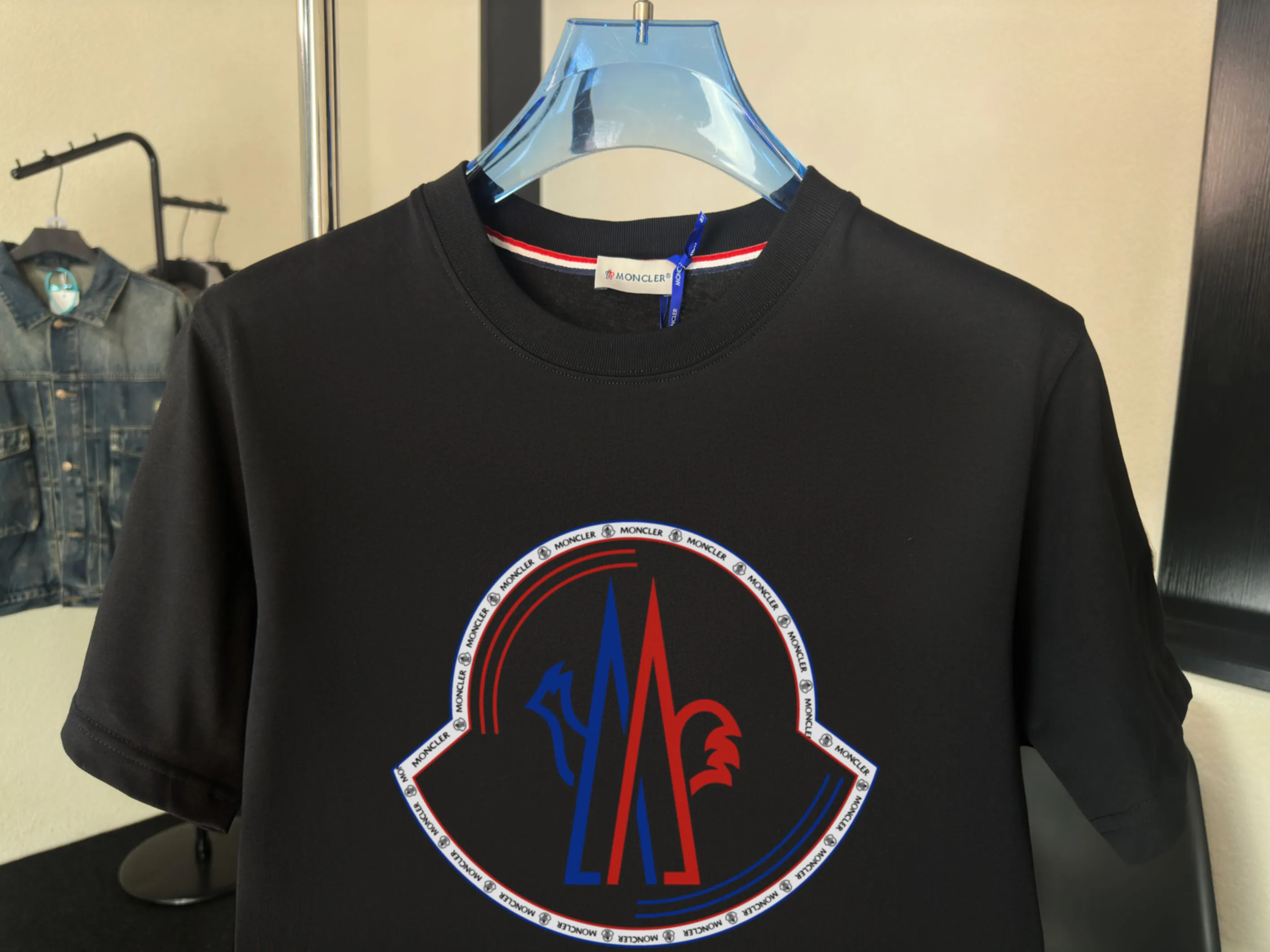 P140 💰Upgraded version "Mobile phone smart sensor ~ NFC chip armband ~ direct access to the official website for anti-counterfeiting" "Moncler ~ Mouth Mouth" 2025 new high-quality round neck short-sleeved T-shirt. The cuffs have imported embroidered labels. Customized dyeing, very comfortable to touch. Super versatile and good-looking short-sleeved. Complete with three labels. Non-market ordinary version. Feel free to compare. Quality is absolutely guaranteed! ‼ First of all, this original fabric is all custom-woven with 32-count double yarn fabric, 250G, and the weight is the same‼ Fine workmanship, double waistcoat method, double waistcoat method, double waistcoat method makes the whole dress more three-dimensional, which is not a craft that ordinary T-shirts can achieve🤪 Size: S-M-L-XL-2XL Color: black, white, apricot, same style for men and women