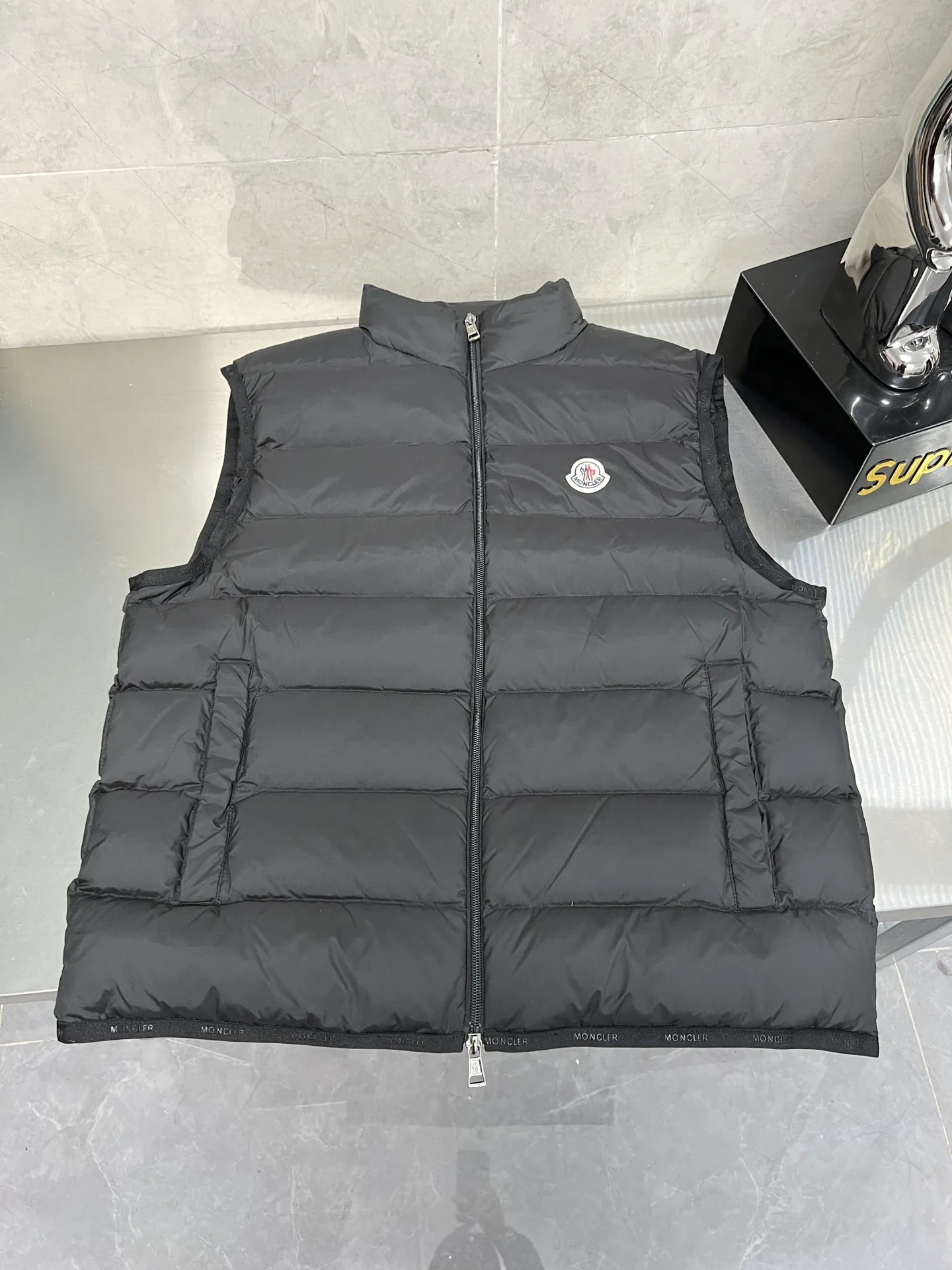 P700 Moncler Mouth Small Label Down Vest Moncler classic color strip series, 100% restoration of gloss and support density, high-density matte nylon fabric, four-layer method to prevent velvet leakage and other problems, three-color webbing custom-woven and dyed, slim fit, high velvet filling, excellent windproof and warm performance Color: Black White Size: 123456