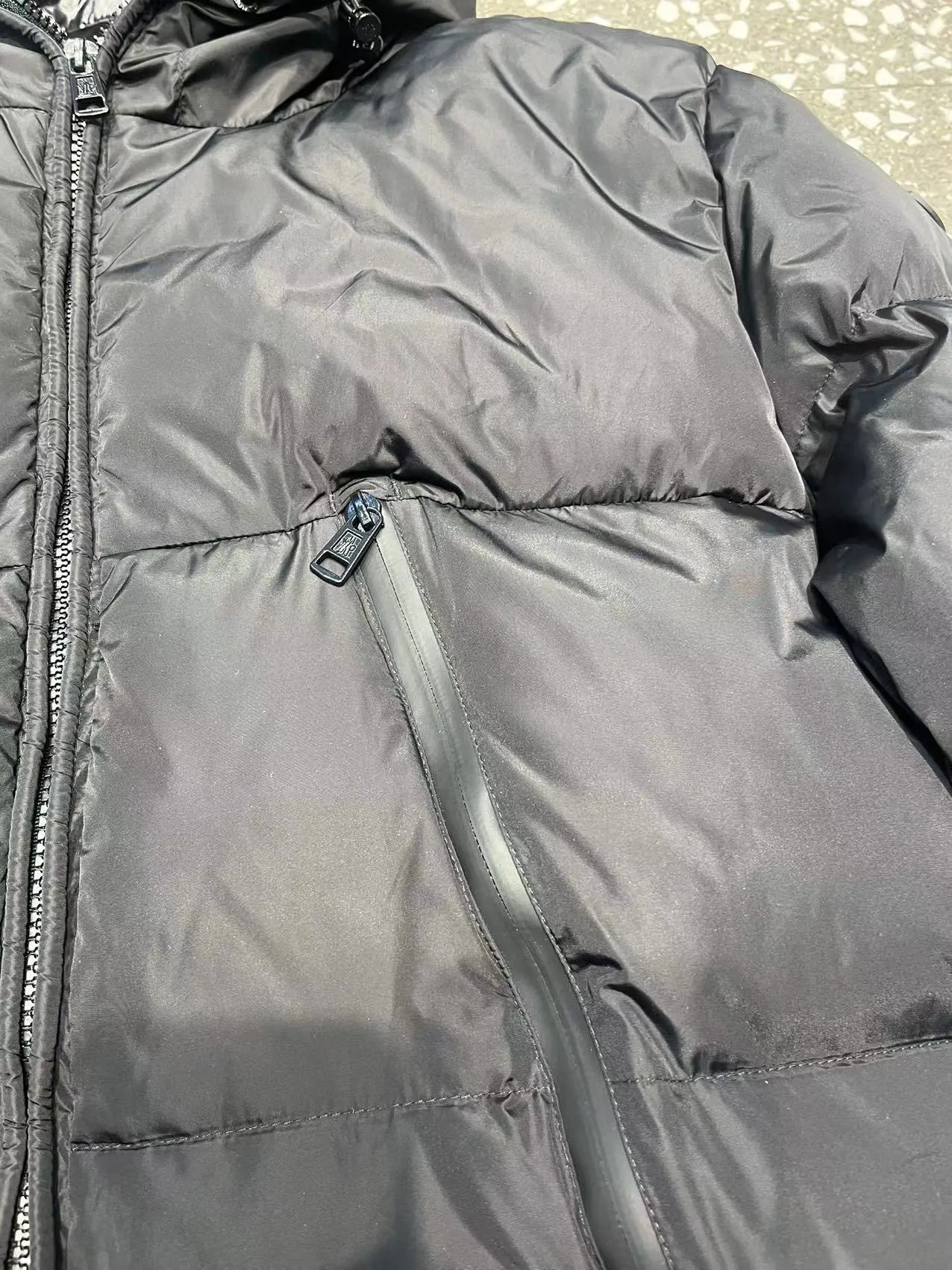 P800 ⬆️🆕❤️The Montclar jacket is a nod to the 80s brands that made Moncler a global icon. Waterproof with optimal insulation and an embroidered logo on the bonnet and trim, always on the podium. Jacket in down-quilted nylon raincoat fabric. Die-cast zip front placket and pockets. Moncler embroidered ribbon trim on the hood and inside jacket closure. Adjustable elastic drawcord hood and hem. Technical knit cuffs with Moncler signature. LG black label, white label, color: black white label, black black label, white black label, white white label, blue, red, code number: 12345