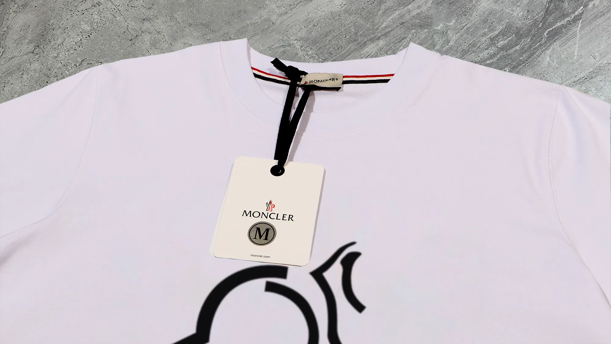 P210 High-version sweatshirt) [Long-term stock] 〖𝐌𝐎𝐍𝐂𝐋𝐄𝐑~Mask〗 Made of 440g heavy-weight fabric. It is different from the market currency. It can be matched with any variety and is properly handsome. 😎The whole dress is made of double waistcoats. The double waistcoats make the whole dress more three-dimensional. Not ordinary factories can do such fine work. 2025 Spring runway version of the T stage, on sale at the counter, round neck terry sweatshirt, high-end double-strand pure cotton, custom-made stretch ribs, dyed in the same vat, complete with three standards, matched with exquisite embroidered LOGO on the chest, simple and advanced, same style for men and women. Color: black, apricot, white, size: S M L XL 2XL