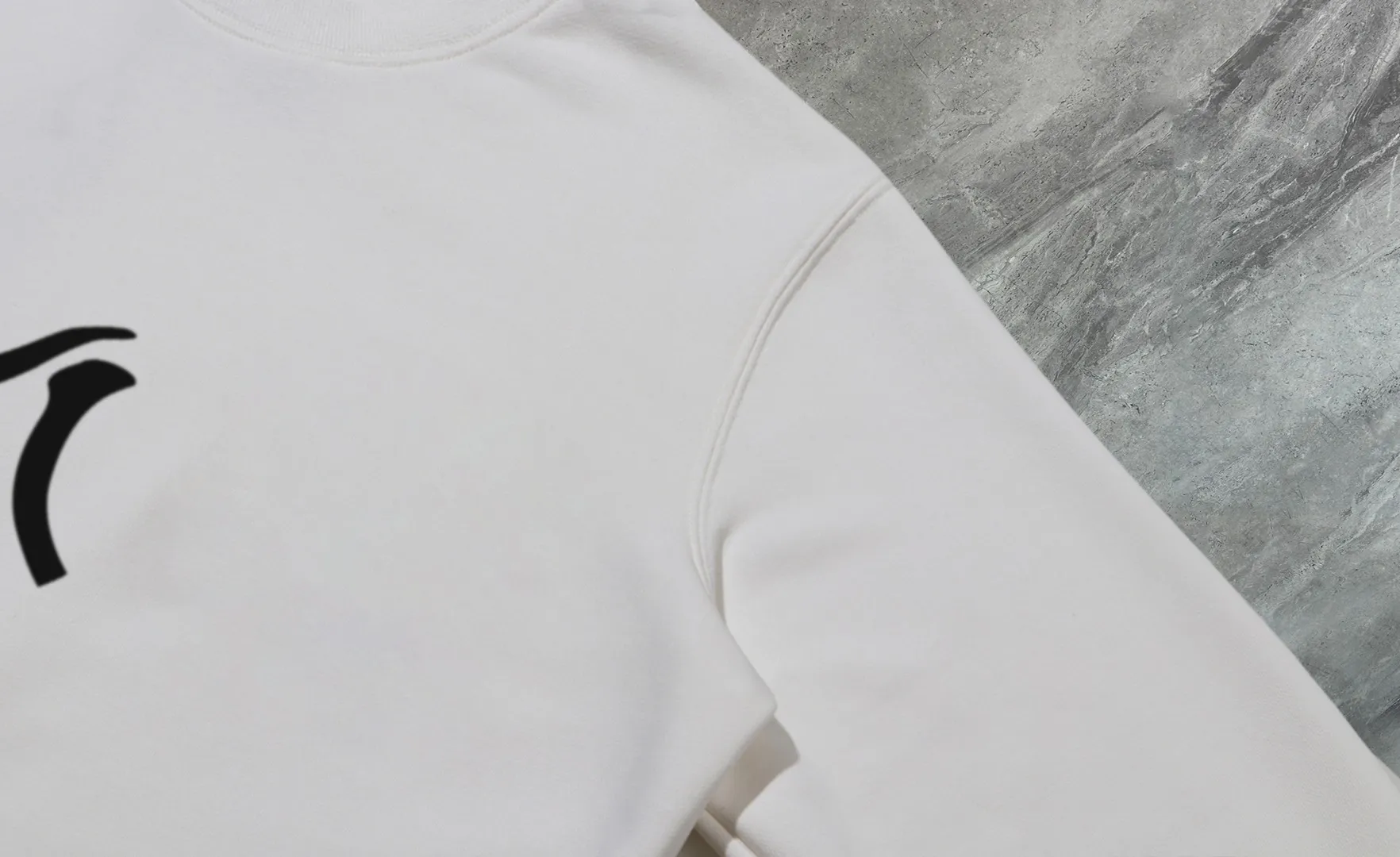 P210 High-version sweatshirt) [Long-term stock] 〖𝐌𝐎𝐍𝐂𝐋𝐄𝐑~Mask〗 Made of 440g heavy-weight fabric. It is different from the market currency. It can be matched with any variety and is properly handsome. 😎The whole dress is made of double waistcoats. The double waistcoats make the whole dress more three-dimensional. Not ordinary factories can do such fine work. 2025 Spring runway version of the T stage, on sale at the counter, round neck terry sweatshirt, high-end double-strand pure cotton, custom-made stretch ribs, dyed in the same vat, complete with three standards, matched with exquisite embroidered LOGO on the chest, simple and advanced, same style for men and women. Color: black, apricot, white, size: S M L XL 2XL