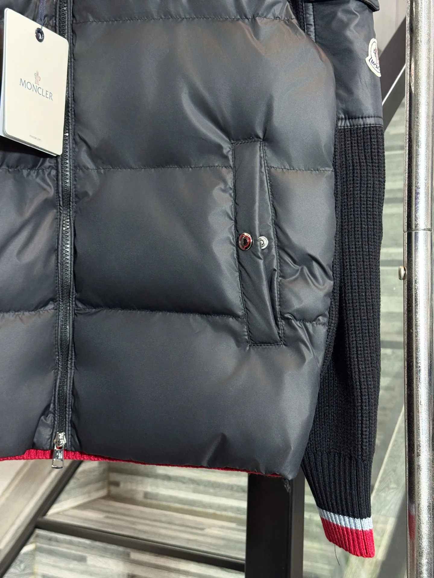 P570 model number: HE410 Moncler-Mongolian knitted stitching stand collar down jacket The fabric is made of spliced knitted polyester windproof fabric, and the knitting on the back of the arms is made of mixed wool yarn. The upper body is comfortable and warm, and has excellent windproof effect in winter. The filling inside is made of 50 white duck down, which has a very high fluffiness. The arms are sewn with custom-made original mask badges and red jacquard contrasting colors on the collar and hem, highlighting the characteristics of the clothes. The original original label, three complete labels, and workmanship of a large factory, so you can buy it with confidence.  Color: Black/Navy Blue Size: S M L XL