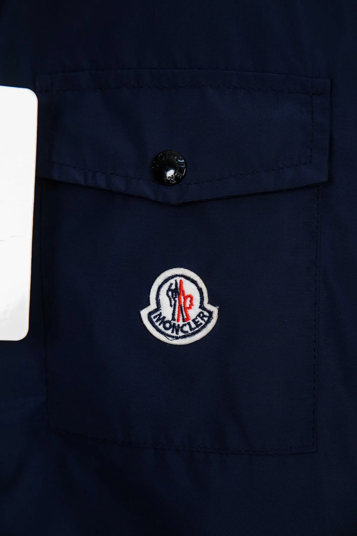 P340 Moncler logo zipper shirt jacket. Customized high-quality cotton hidden pattern gabardine. Full of texture. Comfortable and close to the skin. The brown tone exudes restrained tenderness. The iconic Moncler logo embroidered logo is embellished on it to increase brand recognition. Simple and smooth lines. The zipper opening and closing also follows the principle of minimalism. Use simplicity as the pen and texture as the ink. Use the simplest elements to outline the most moving fashion picture. Process 1: The imported special machine is used to position the "Moncler logo embroidery" with infrared rays. The position is more precise and strong. Process 2: Template machine opens the bag. The preset template guides the position, shape and size of the bag. The accuracy ensures the quality of the bag opening. Process 3: The fabrics are washed and have a better hand feel. Not easy to deform, not easy to shrink, not easy to fade, and maintain long-term beauty. Color: Navy Black Size: S-XL