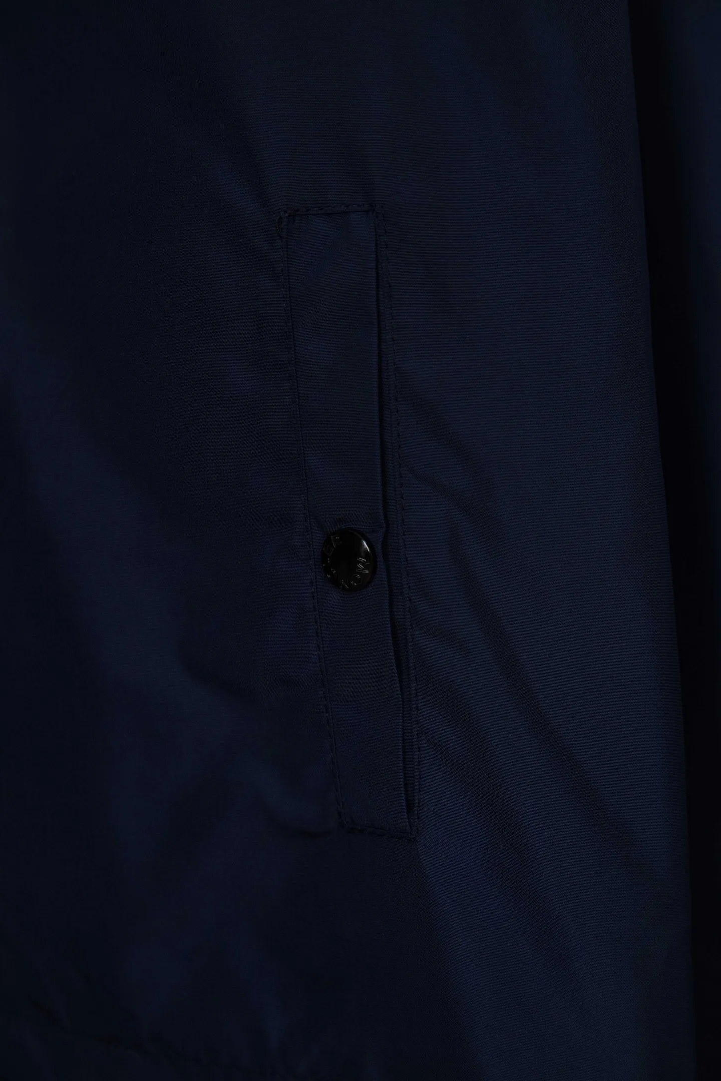 P340 Moncler logo zipper shirt jacket. Customized high-quality cotton hidden pattern gabardine. Full of texture. Comfortable and close to the skin. The brown tone exudes restrained tenderness. The iconic Moncler logo embroidered logo is embellished on it to increase brand recognition. Simple and smooth lines. The zipper opening and closing also follows the principle of minimalism. Use simplicity as the pen and texture as the ink. Use the simplest elements to outline the most moving fashion picture. Process 1: The imported special machine is used to position the "Moncler logo embroidery" with infrared rays. The position is more precise and strong. Process 2: Template machine opens the bag. The preset template guides the position, shape and size of the bag. The accuracy ensures the quality of the bag opening. Process 3: The fabrics are washed and have a better hand feel. Not easy to deform, not easy to shrink, not easy to fade, and maintain long-term beauty. Color: Navy Black Size: S-XL