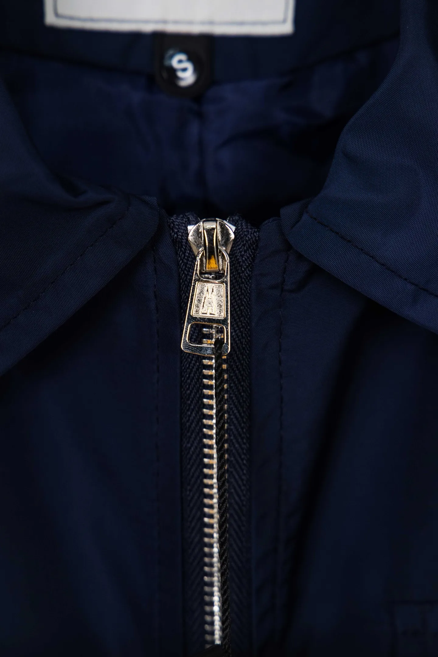 P340 Moncler logo zipper shirt jacket. Customized high-quality cotton hidden pattern gabardine. Full of texture. Comfortable and close to the skin. The brown tone exudes restrained tenderness. The iconic Moncler logo embroidered logo is embellished on it to increase brand recognition. Simple and smooth lines. The zipper opening and closing also follows the principle of minimalism. Use simplicity as the pen and texture as the ink. Use the simplest elements to outline the most moving fashion picture. Process 1: The imported special machine is used to position the "Moncler logo embroidery" with infrared rays. The position is more precise and strong. Process 2: Template machine opens the bag. The preset template guides the position, shape and size of the bag. The accuracy ensures the quality of the bag opening. Process 3: The fabrics are washed and have a better hand feel. Not easy to deform, not easy to shrink, not easy to fade, and maintain long-term beauty. Color: Navy Black Size: S-XL