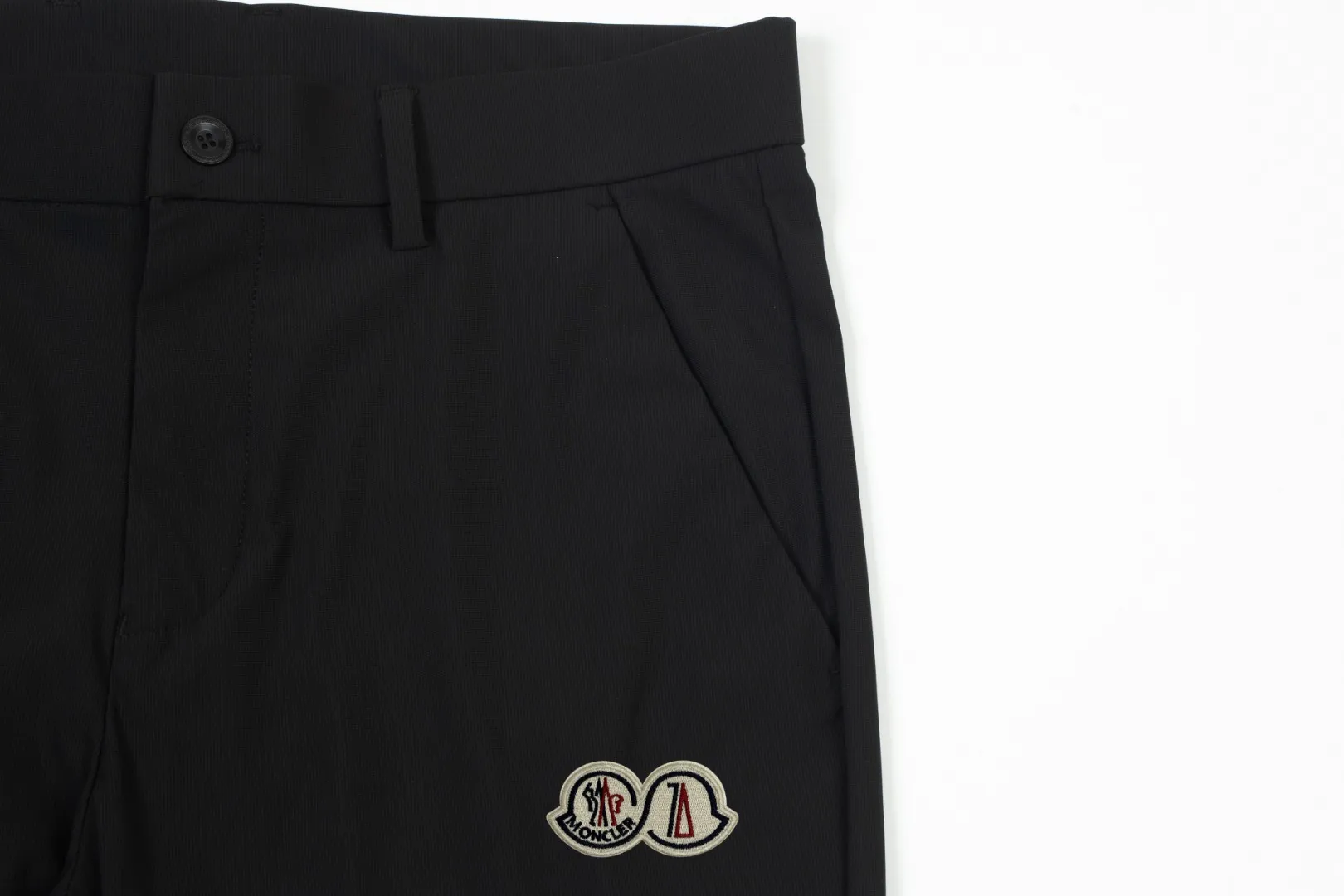 P250 Moncler spring and summer new model, two-color high-quality thin business casual fashionable ice silk trousers. Smooth, comfortable, anti-wrinkle and traceless good trousers. 🗯Soft texture, slightly elastic to the touch, cool ice silk trousers. Waist elastic band, fashionable version design. 🗯 Neat and neat line routing, suitable for both business and leisure! It can be easily controlled by all body types. Two classic colors are available. 🗯New summer product. Versatile and easy to match. The upper body is very simple, handsome and stylish. Both men and women can easily control it. Color: Black Gray Size: M-XXXL