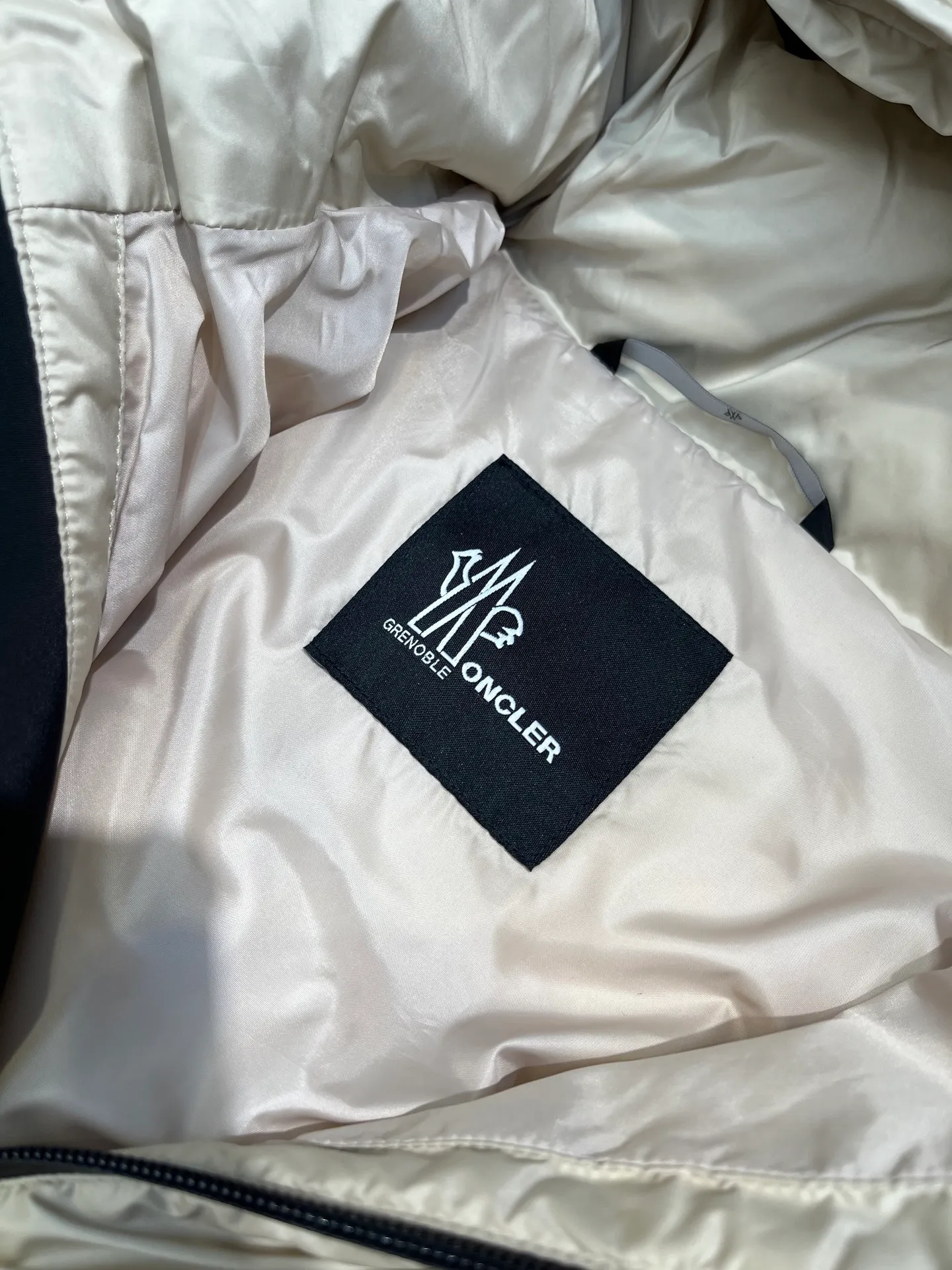 P1240 Special grade 95 velvet 𝐌𝐎𝐍𝐂𝐋𝐄𝐑 Mouth 2025 new ski suit Moner ski suit is an immortal legend that highlights the style and temperament. Autumn and winter Mon*ler Grenoble series laminated wind and snow. Official website for sale +. It adds a simple and fashionable look to the style. The multi-purpose down provides excellent functionality and thermal protection. The texture and materials are unmatched by ordinary workshop products. The best-selling laminated wind and snow jacket. The styles vary every year. It depends on the classic extension design, but whether the sense of excellence is satisfied requires personal taste! The latest Gore-tex nylon fiber fabric has a more significant waterproof and breathable effect. It is different from the PU-coated fabrics on the market. The interior is equipped with Toray polyester nylon cloth, and the texture and feel are undoubtedly excellent. The windproof, cold and warm effect is excellent, and velvet locking is a must... DIST European standard 90% goose down and 10% feathers. The advanced direct-fill velvet technology makes inferior products directly slap in the face. Anyone who wears it will know the power of warmth! The main body is light and breathable, fluffy and full, extending to every part of the body without any odor! The interior is equipped with an elastic wind and snow skirt for better wrapping, and the sleeves are windproof and sewn together, which makes the windproof and cold-resistant effect more significant. The glued waterproof zipper design is also an essential skill for Grenble ski suits. Color: black Khaki Navy Size: 1-5