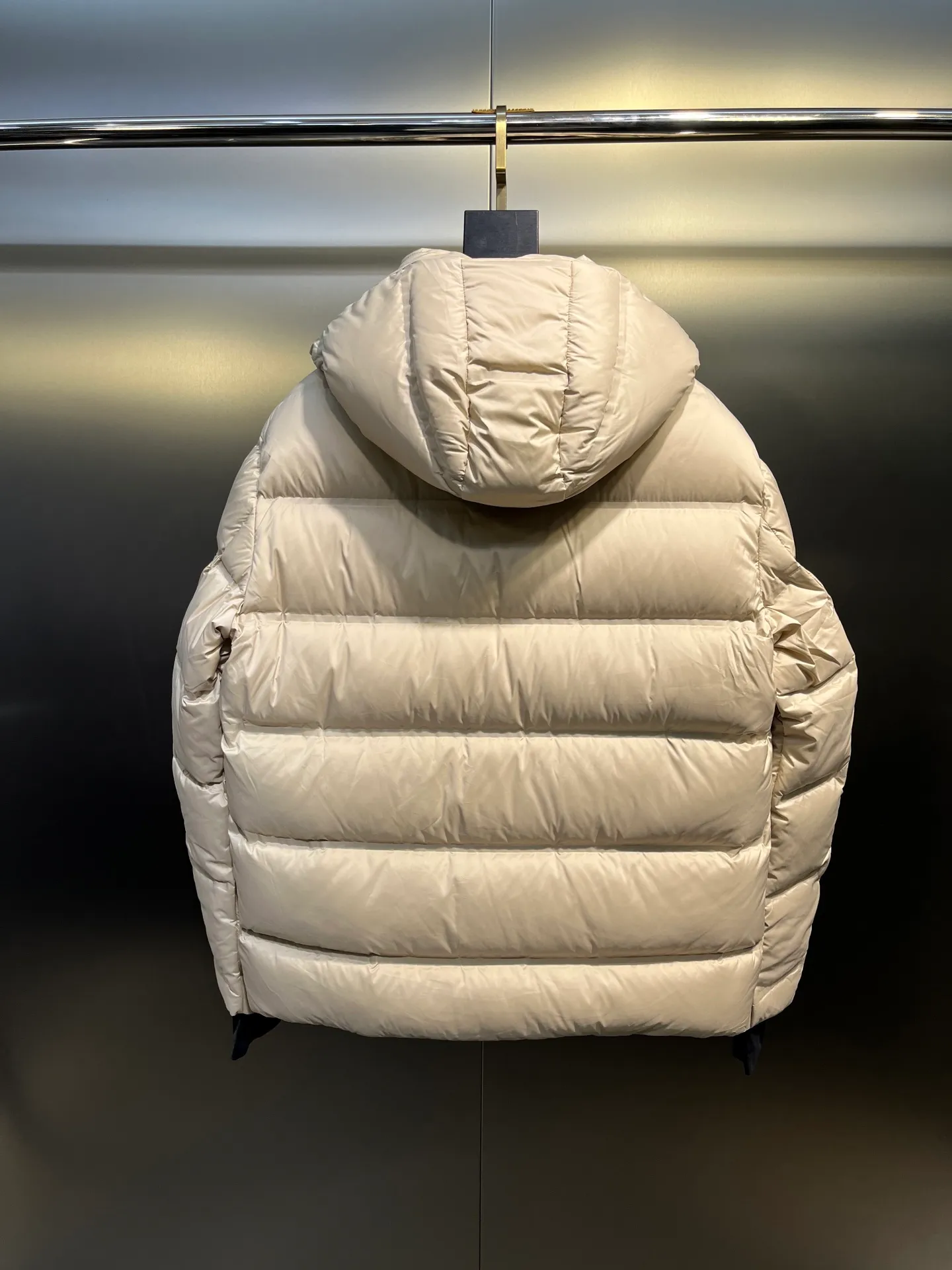 P1240 Special grade 95 velvet 𝐌𝐎𝐍𝐂𝐋𝐄𝐑 Mouth 2025 new ski suit Moner ski suit is an immortal legend that highlights the style and temperament. Autumn and winter Mon*ler Grenoble series laminated wind and snow. Official website for sale +. It adds a simple and fashionable look to the style. The multi-purpose down provides excellent functionality and thermal protection. The texture and materials are unmatched by ordinary workshop products. The best-selling laminated wind and snow jacket. The styles vary every year. It depends on the classic extension design, but whether the sense of excellence is satisfied requires personal taste! The latest Gore-tex nylon fiber fabric has a more significant waterproof and breathable effect. It is different from the PU-coated fabrics on the market. The interior is equipped with Toray polyester nylon cloth, and the texture and feel are undoubtedly excellent. The windproof, cold and warm effect is excellent, and velvet locking is a must... DIST European standard 90% goose down and 10% feathers. The advanced direct-fill velvet technology makes inferior products directly slap in the face. Anyone who wears it will know the power of warmth! The main body is light and breathable, fluffy and full, extending to every part of the body without any odor! The interior is equipped with an elastic wind and snow skirt for better wrapping, and the sleeves are windproof and sewn together, which makes the windproof and cold-resistant effect more significant. The glued waterproof zipper design is also an essential skill for Grenble ski suits. Color: black Khaki Navy Size: 1-5
