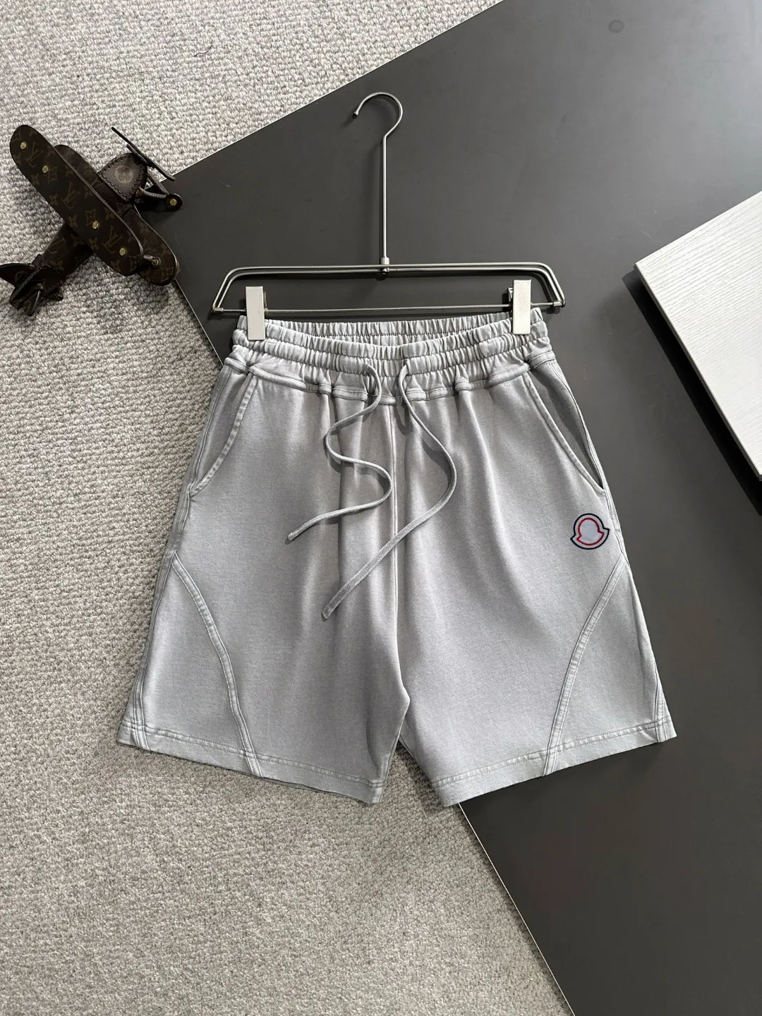 Next day shipment P300 High quality MONCLER/muzzle 2025 spring and summer new style high-definition elastic band casual solid color loose shorts, made with machines imported from Italy. The hem of the trousers is stitched with two needles. The stitching is fine and firm. The fabric is customized at the counter and has high breathability and comfort. The details are impeccable. The brand element design concept reflects high quality. It feels delicate and soft! It presents a casual cut and the upper body shape is great! Size: S-XXL