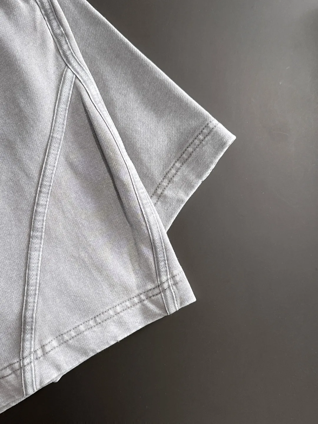 Next day shipment P300 High quality MONCLER/muzzle 2025 spring and summer new style high-definition elastic band casual solid color loose shorts, made with machines imported from Italy. The hem of the trousers is stitched with two needles. The stitching is fine and firm. The fabric is customized at the counter and has high breathability and comfort. The details are impeccable. The brand element design concept reflects high quality. It feels delicate and soft! It presents a casual cut and the upper body shape is great! Size: S-XXL