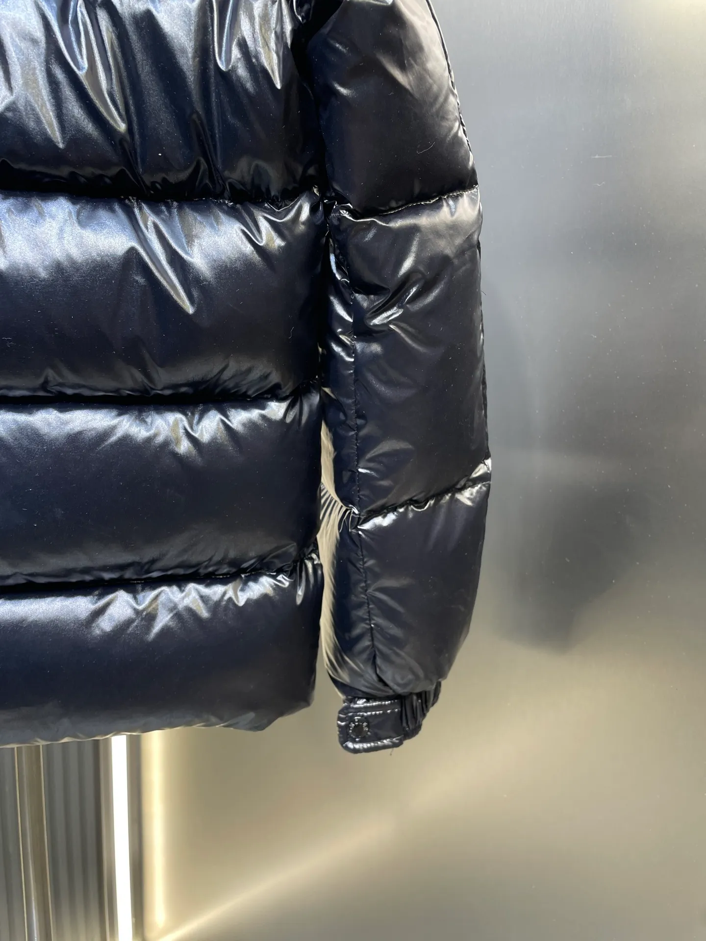 P1080 moncler special 🌟Highest quality Moncler Maya 70 winter short style. Goose down filled version. Moncler down is specially designed to celebrate the brand's 70th anniversary and is made of metallic nylon. Adhering to tradition and embracing innovation, Moncler Maya 70 combines the real world with the digital realm. This icon is interpreted in metallic colors and is available in limited edition Size: 1-5 Couple size