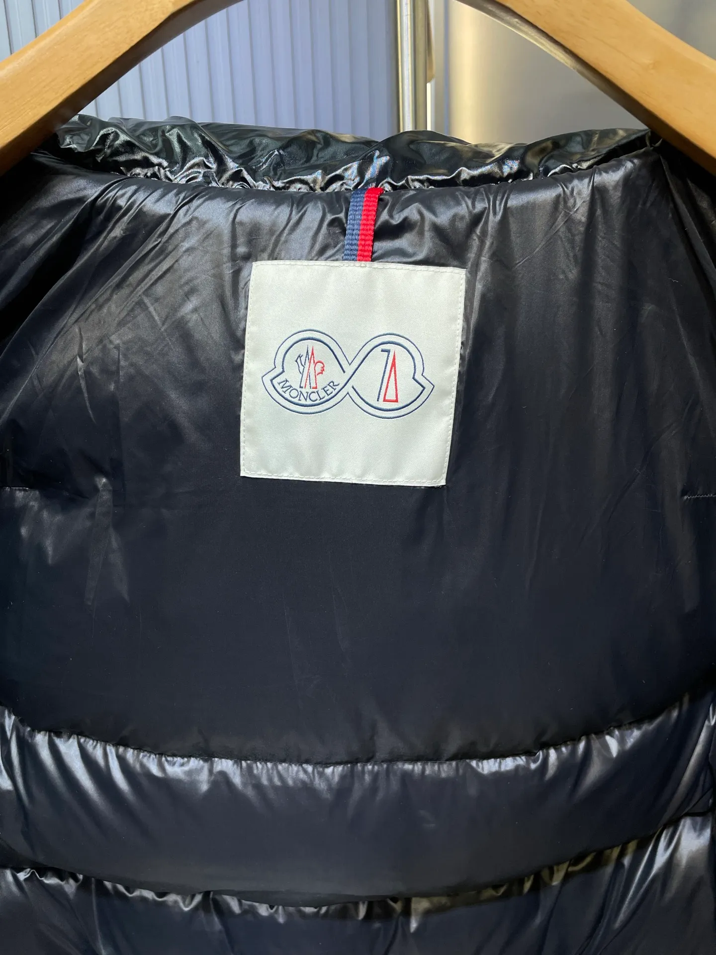 P1080 moncler special 🌟Highest quality Moncler Maya 70 winter short style. Goose down filled version. Moncler down is specially designed to celebrate the brand's 70th anniversary and is made of metallic nylon. Adhering to tradition and embracing innovation, Moncler Maya 70 combines the real world with the digital realm. This icon is interpreted in metallic colors and is available in limited edition Size: 1-5 Couple size