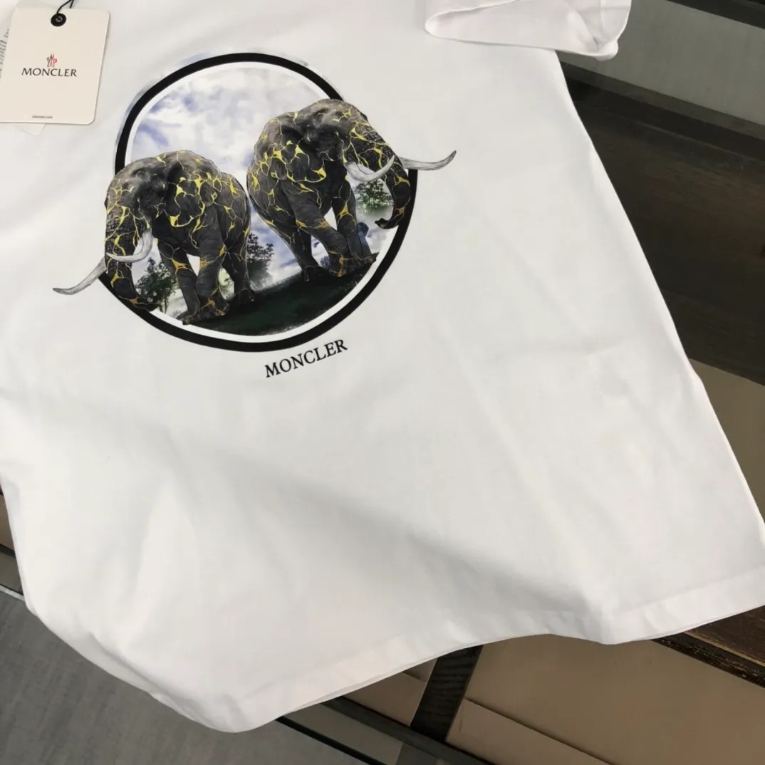 P150 Moncler 2025 new men's round neck short-sleeved couple's T-shirt, new spring and summer product, high quality 🔥🔥Fashionable and versatile, customized imported fabrics, comfortable to wear, breathable, fashionable without losing personality, casual and casual upper body, handsome and stylish, showing the temperament of a big brand. All three standards are complete! ! Color: black white Size: S-XL (loose fit)