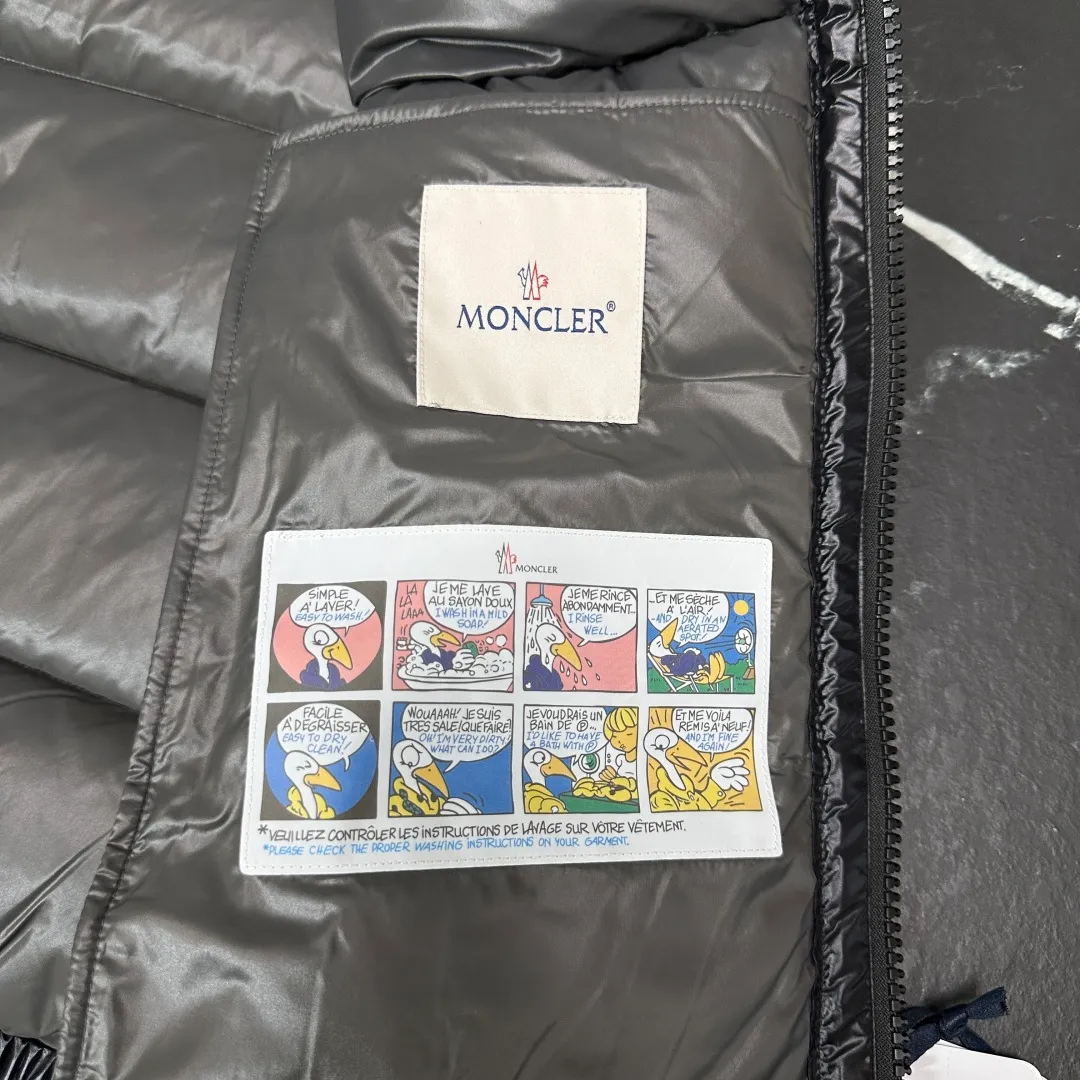 Real shots of some details 𝑴𝒐𝒏𝒄𝒍𝒆𝒓｜Moncler 𝑩𝒐𝒓𝒎𝒆𝒔 series hooded down vest 040# 𝑺𝑰𝒁𝑬:𝟭# 𝟮# 𝟯# 𝟰# 𝟱# P580 Product color: black