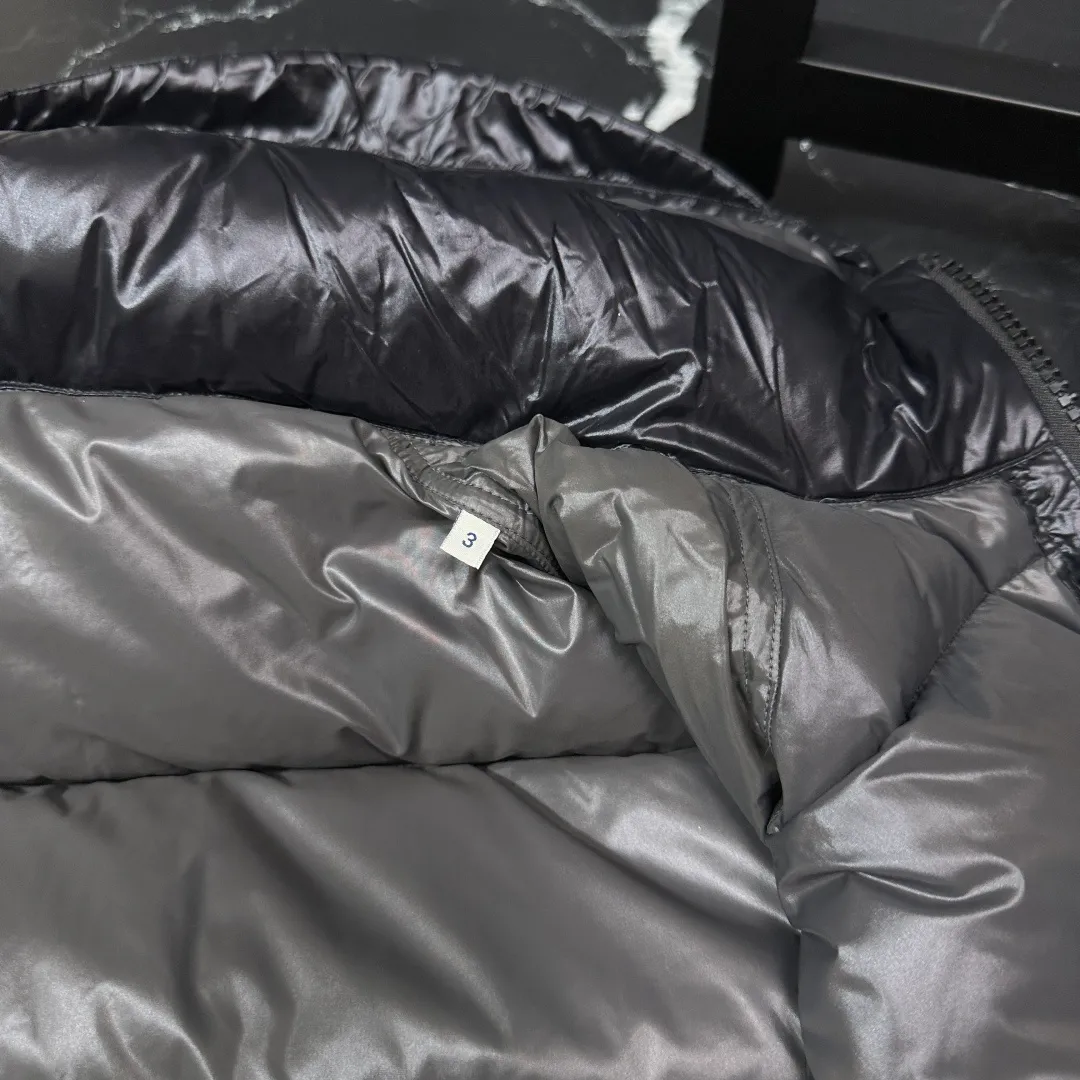 Real shots of some details 𝑴𝒐𝒏𝒄𝒍𝒆𝒓｜Moncler 𝑩𝒐𝒓𝒎𝒆𝒔 series hooded down vest 040# 𝑺𝑰𝒁𝑬:𝟭# 𝟮# 𝟯# 𝟰# 𝟱# P580 Product color: black
