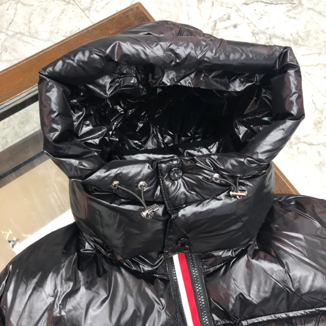 P680 Moncler Men's Men's Down Jacket is now in stock👏👏Available at Mongolian counters in Asia. The sleeves are equipped with windproof elastic design. Personalized double zippers. Double-layer liner inside ensures the warmth of the clothes and prevents velvet leakage. Accessories, details and hardware are all in place✅✅Color: Black, White, Army Green, Silver Gray Code Number: 12345