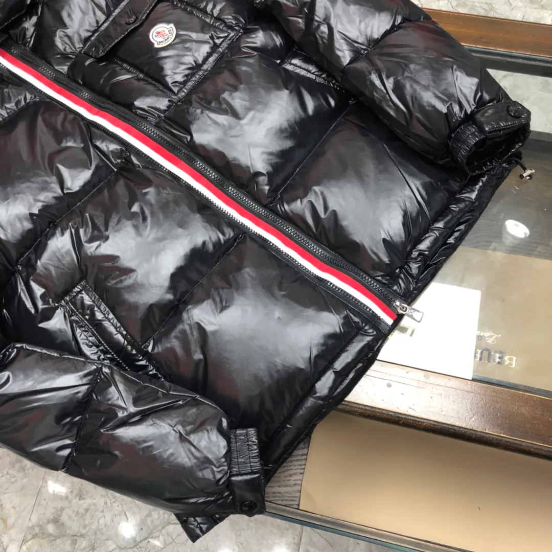 P680 Moncler Men's Men's Down Jacket is now in stock👏👏Available at Mongolian counters in Asia. The sleeves are equipped with windproof elastic design. Personalized double zippers. Double-layer liner inside ensures the warmth of the clothes and prevents velvet leakage. Accessories, details and hardware are all in place✅✅Color: Black, White, Army Green, Silver Gray Code Number: 12345