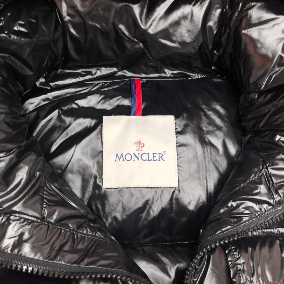 P680 Moncler Men's Men's Down Jacket is now in stock👏👏Available at Mongolian counters in Asia. The sleeves are equipped with windproof elastic design. Personalized double zippers. Double-layer liner inside ensures the warmth of the clothes and prevents velvet leakage. Accessories, details and hardware are all in place✅✅Color: Black, White, Army Green, Silver Gray Code Number: 12345