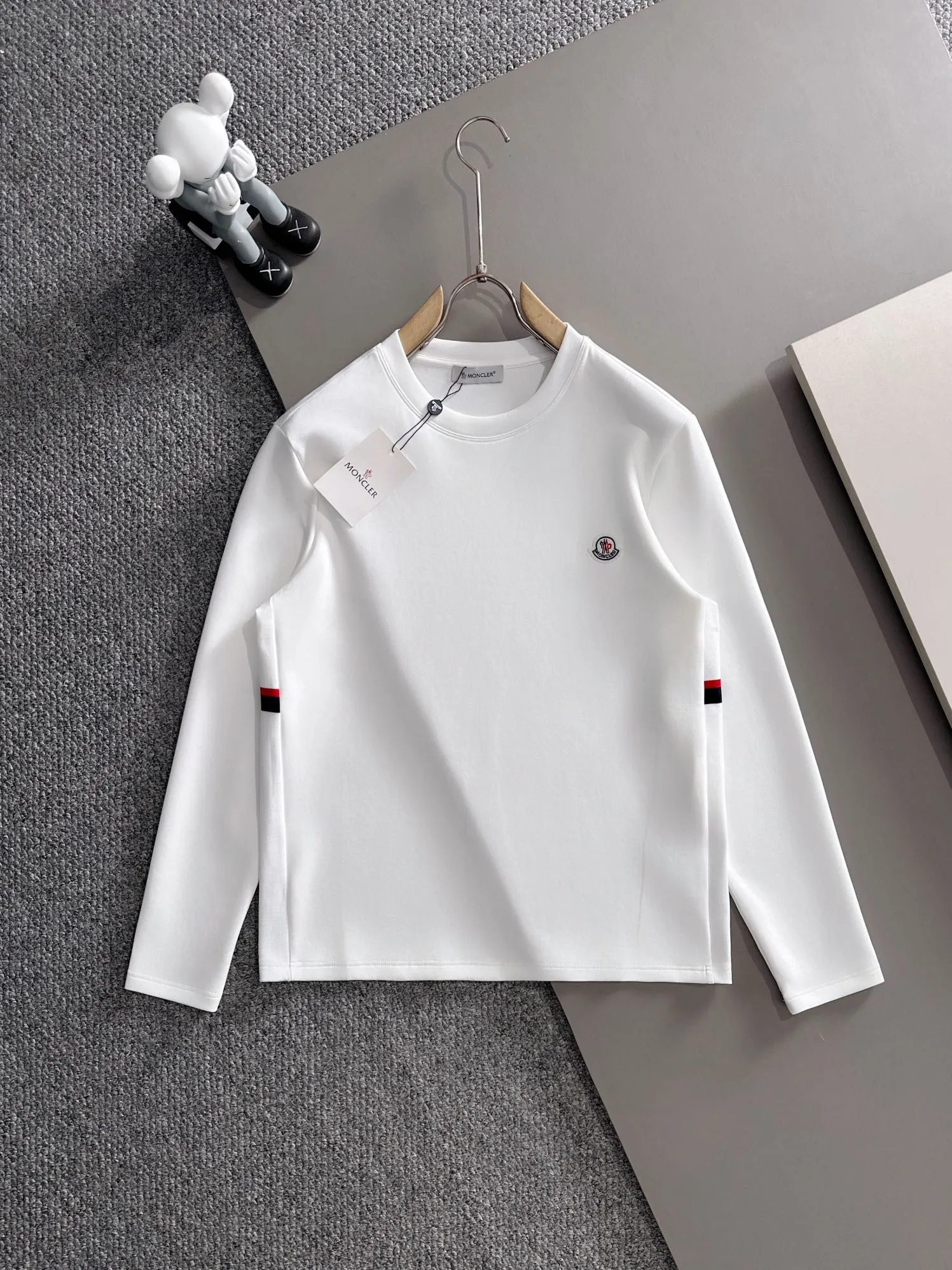 P250￼ 🌸🌸 Moncler 2025 new autumn and winter men's round neck long-sleeved T-shirt sweatshirt, super classic design. Simple without any unnecessary cumbersomeness. This style is an indispensable and versatile item for men in autumn and winter. It is made of 340g pure cotton fabric and is made of imported high-quality fabrics. It is super comfortable to wear. The fabric is warm and textured, avant-garde and practical. Exquisite and perfect craftsmanship, the latest official website design, a classic in the fashionable and casual series, the main product in the counter! Craftsmanship: Reproduction of the original! The details are impeccable and the brand element design concept is of high quality. Color: Picture color, complete with three standards! Size:M-xxxL