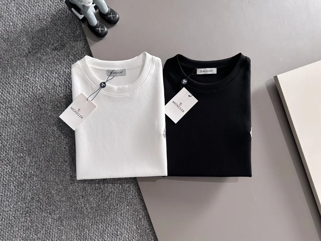P250￼ 🌸🌸 Moncler 2025 new autumn and winter men's round neck long-sleeved T-shirt sweatshirt, super classic design. Simple without any unnecessary cumbersomeness. This style is an indispensable and versatile item for men in autumn and winter. It is made of 340g pure cotton fabric and is made of imported high-quality fabrics. It is super comfortable to wear. The fabric is warm and textured, avant-garde and practical. Exquisite and perfect craftsmanship, the latest official website design, a classic in the fashionable and casual series, the main product in the counter! Craftsmanship: Reproduction of the original! The details are impeccable and the brand element design concept is of high quality. Color: Picture color, complete with three standards! Size:M-xxxL