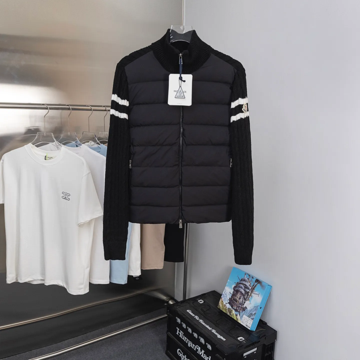 P640 2025 Autumn and Winter New Style🆕Down Jacket Top Purchasing Version MONCLER Wool Spliced Sleeves Same Style for Men and Women Down Jacket Jacket MONCLER / Moncler / Mouth New Style Each down jacket has been processed through at least 150 processes. The maximum fill power can reach 800➕ Make the wear warmer 5A level standard Use German anti-down needles up to 11 stitches every three centimeters Precision sewing Sleeve LOGO mark: The sleeve LOGO mark is made of wool, and the embroidery is made by Japanese Tajima machine. NFC chip: Both the sleeve wool embroidery mark and the inner wash mark can verify the NFC chip. Fabric: Light waterproof and breathable nylon cloth. Filling: 90% white duck down. Made of the best cloud velvet. Very high fluffy and very warm. Zipper: electroplated engraved logo zipper consistent with the original version. Embroidery: made by Japanese Tajima embroidery machine. Accessories: main label. Wash label. Tags and packaging are all original and complete