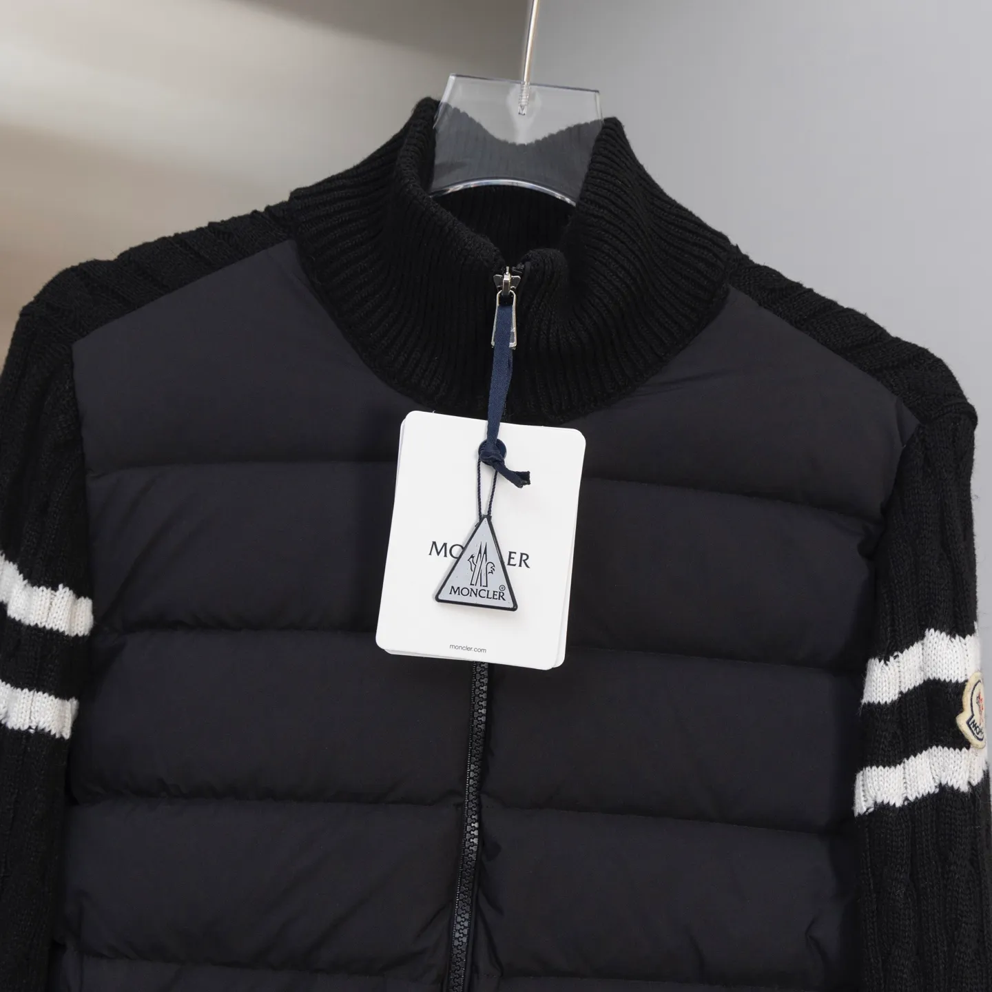P640 2025 Autumn and Winter New Style🆕Down Jacket Top Purchasing Version MONCLER Wool Spliced Sleeves Same Style for Men and Women Down Jacket Jacket MONCLER / Moncler / Mouth New Style Each down jacket has been processed through at least 150 processes. The maximum fill power can reach 800➕ Make the wear warmer 5A level standard Use German anti-down needles up to 11 stitches every three centimeters Precision sewing Sleeve LOGO mark: The sleeve LOGO mark is made of wool, and the embroidery is made by Japanese Tajima machine. NFC chip: Both the sleeve wool embroidery mark and the inner wash mark can verify the NFC chip. Fabric: Light waterproof and breathable nylon cloth. Filling: 90% white duck down. Made of the best cloud velvet. Very high fluffy and very warm. Zipper: electroplated engraved logo zipper consistent with the original version. Embroidery: made by Japanese Tajima embroidery machine. Accessories: main label. Wash label. Tags and packaging are all original and complete