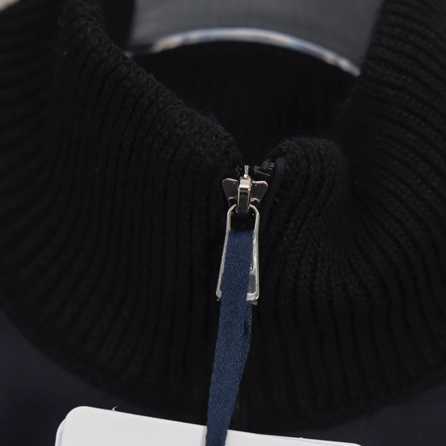 P640 2025 Autumn and Winter New Style🆕Down Jacket Top Purchasing Version MONCLER Wool Spliced Sleeves Same Style for Men and Women Down Jacket Jacket MONCLER / Moncler / Mouth New Style Each down jacket has been processed through at least 150 processes. The maximum fill power can reach 800➕ Make the wear warmer 5A level standard Use German anti-down needles up to 11 stitches every three centimeters Precision sewing Sleeve LOGO mark: The sleeve LOGO mark is made of wool, and the embroidery is made by Japanese Tajima machine. NFC chip: Both the sleeve wool embroidery mark and the inner wash mark can verify the NFC chip. Fabric: Light waterproof and breathable nylon cloth. Filling: 90% white duck down. Made of the best cloud velvet. Very high fluffy and very warm. Zipper: electroplated engraved logo zipper consistent with the original version. Embroidery: made by Japanese Tajima embroidery machine. Accessories: main label. Wash label. Tags and packaging are all original and complete