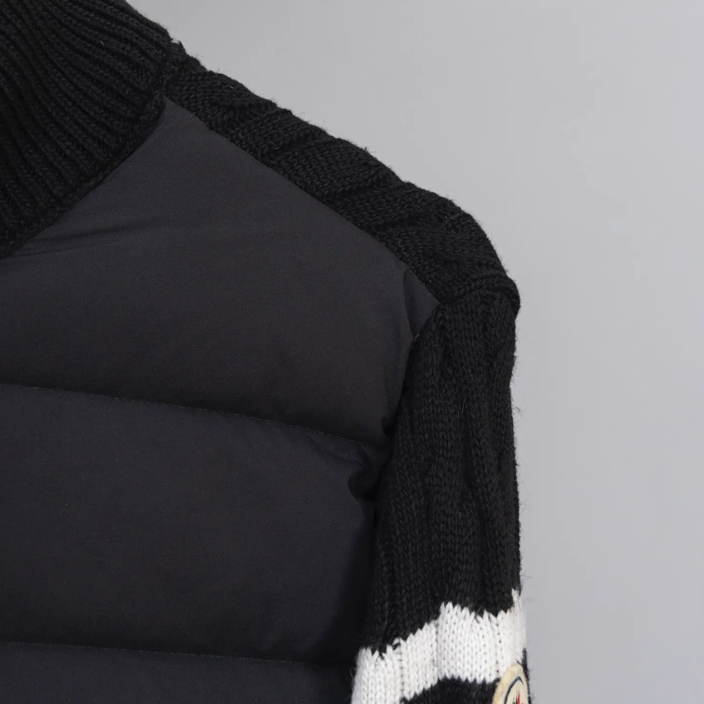 P640 2025 Autumn and Winter New Style🆕Down Jacket Top Purchasing Version MONCLER Wool Spliced Sleeves Same Style for Men and Women Down Jacket Jacket MONCLER / Moncler / Mouth New Style Each down jacket has been processed through at least 150 processes. The maximum fill power can reach 800➕ Make the wear warmer 5A level standard Use German anti-down needles up to 11 stitches every three centimeters Precision sewing Sleeve LOGO mark: The sleeve LOGO mark is made of wool, and the embroidery is made by Japanese Tajima machine. NFC chip: Both the sleeve wool embroidery mark and the inner wash mark can verify the NFC chip. Fabric: Light waterproof and breathable nylon cloth. Filling: 90% white duck down. Made of the best cloud velvet. Very high fluffy and very warm. Zipper: electroplated engraved logo zipper consistent with the original version. Embroidery: made by Japanese Tajima embroidery machine. Accessories: main label. Wash label. Tags and packaging are all original and complete