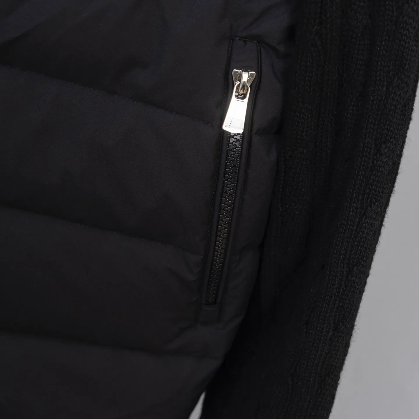 P640 2025 Autumn and Winter New Style🆕Down Jacket Top Purchasing Version MONCLER Wool Spliced Sleeves Same Style for Men and Women Down Jacket Jacket MONCLER / Moncler / Mouth New Style Each down jacket has been processed through at least 150 processes. The maximum fill power can reach 800➕ Make the wear warmer 5A level standard Use German anti-down needles up to 11 stitches every three centimeters Precision sewing Sleeve LOGO mark: The sleeve LOGO mark is made of wool, and the embroidery is made by Japanese Tajima machine. NFC chip: Both the sleeve wool embroidery mark and the inner wash mark can verify the NFC chip. Fabric: Light waterproof and breathable nylon cloth. Filling: 90% white duck down. Made of the best cloud velvet. Very high fluffy and very warm. Zipper: electroplated engraved logo zipper consistent with the original version. Embroidery: made by Japanese Tajima embroidery machine. Accessories: main label. Wash label. Tags and packaging are all original and complete