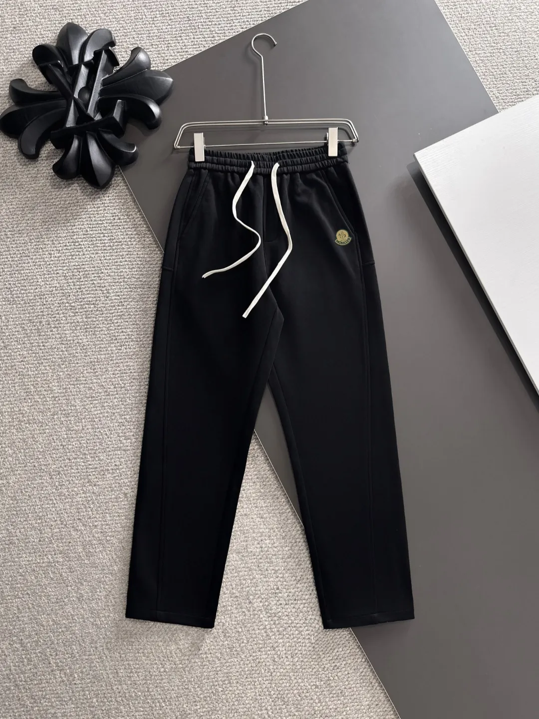 Shipped in 2-3 days P360 MONCLER/Mongolian Exclusive first release of 25ss autumn and winter new high-quality trousers Compare real-life details at will A perfect choice for autumn and winter, a must-have item. Sizes: M to 3XL (please state your height and weight when placing an order)