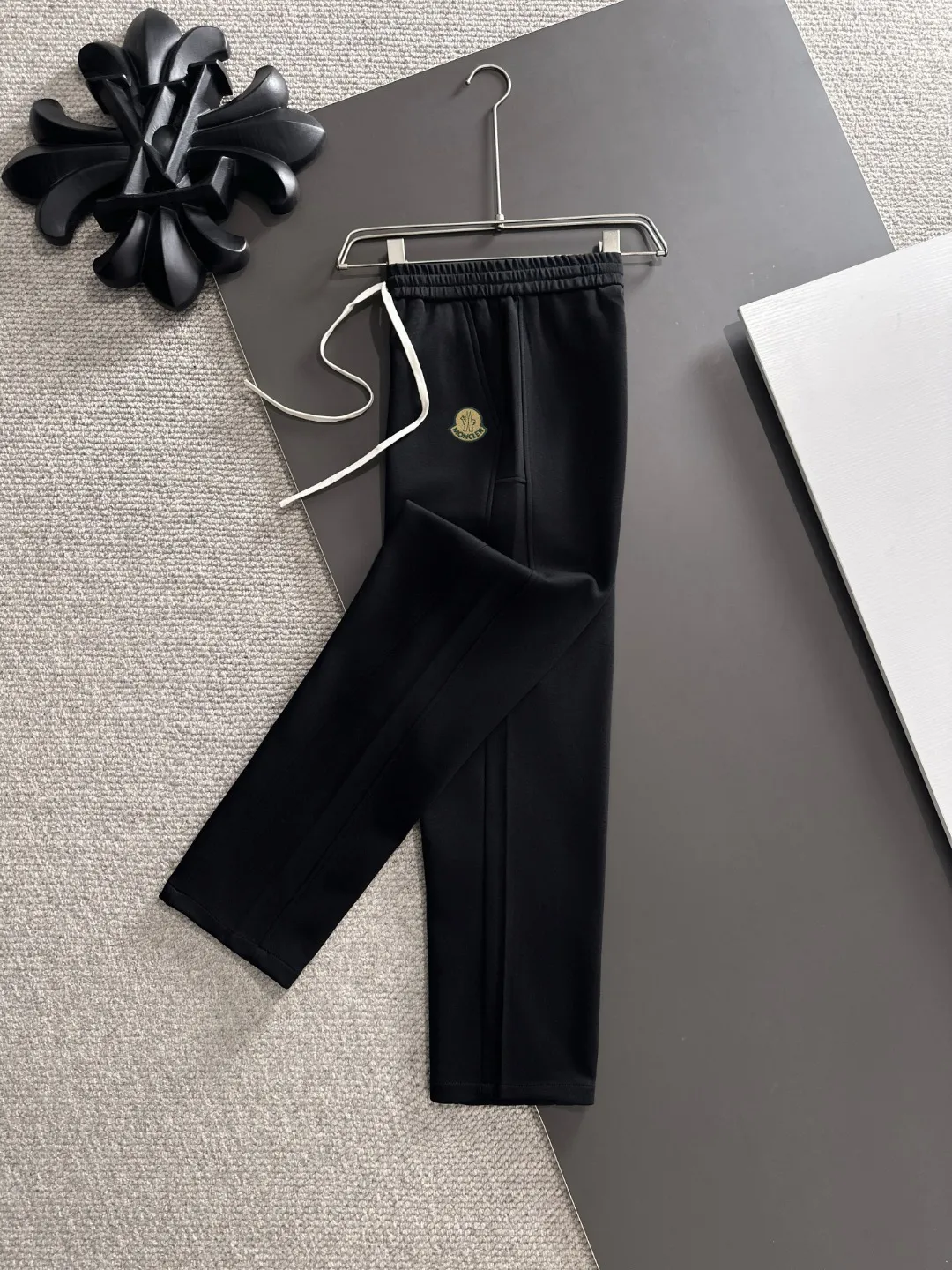 Shipped in 2-3 days P360 MONCLER/Mongolian Exclusive first release of 25ss autumn and winter new high-quality trousers Compare real-life details at will A perfect choice for autumn and winter, a must-have item. Sizes: M to 3XL (please state your height and weight when placing an order)