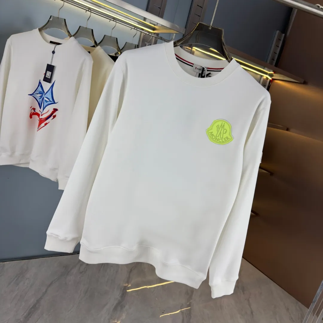 P210 High-version sweatshirt) [Long-term stock] 〖𝐌𝐎𝐍𝐂𝐋𝐄𝐑~Mask〗 Made of 440g heavy-weight fabric. It is different from the market currency. It can be matched with any variety and is properly handsome. 😎The whole dress is made of double waistcoats. The double waistcoats make the whole dress more three-dimensional. Not ordinary factories can do such fine work. 2025 Spring runway version of the T stage, on sale at the counter, round neck terry sweatshirt, high-end double-strand pure cotton, custom-made stretch ribs, dyed in the same vat, complete with three standards, matched with exquisite embroidered LOGO on the chest, simple and advanced, same style for men and women. Color: black, apricot, white, size: S M L XL 2XL