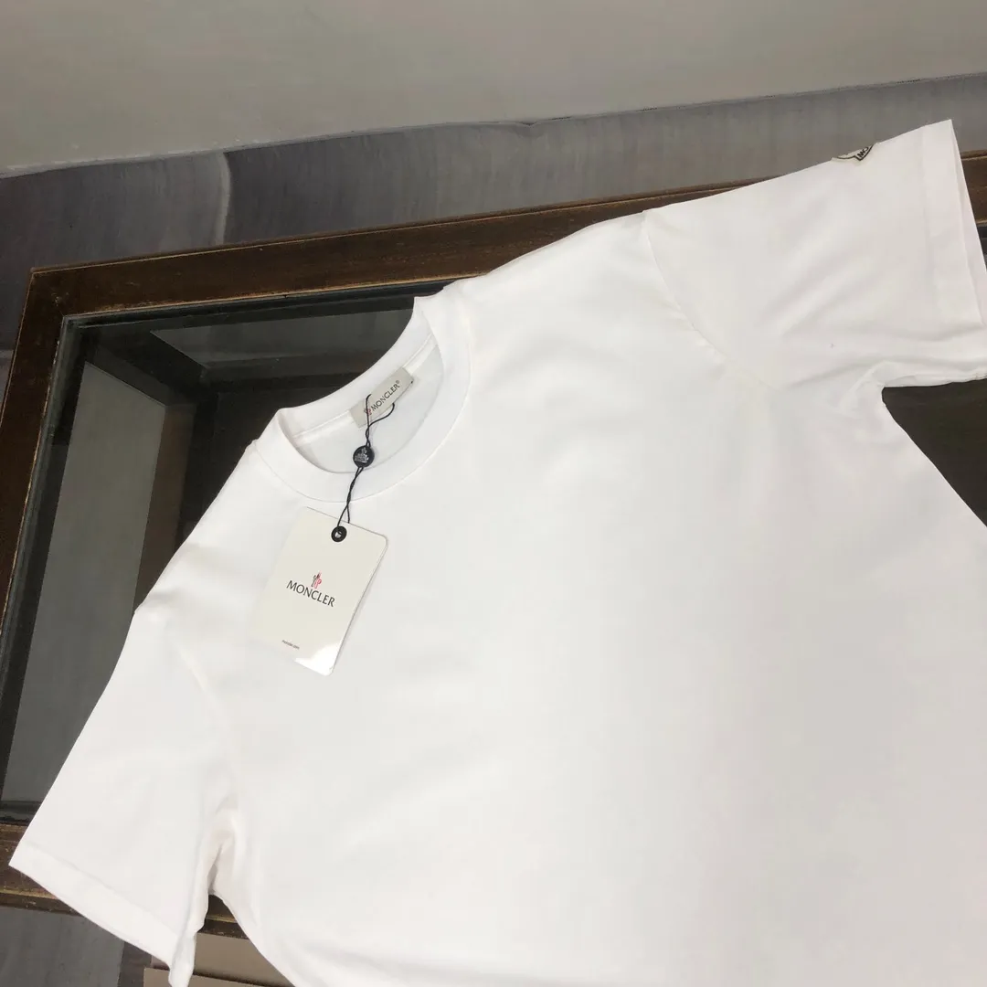 P160 MONCLER 25 The latest short-sleeved T-shirt for couples ~ Simple clean version on the front and distinctive brand print design on the back ~ The fabric upper body is comfortable and breathable, not stiff, slim cut, and made of high-end custom-made pure cotton fabric! The upper body is comfortable and stylish, and it can be worn alone as an inner layer. It is a must-have for fashionistas! ! ! Color: Black White Brown Gray Sky Blue Size: S M L XL (Loose fit! Please state your height and weight when placing an order)
