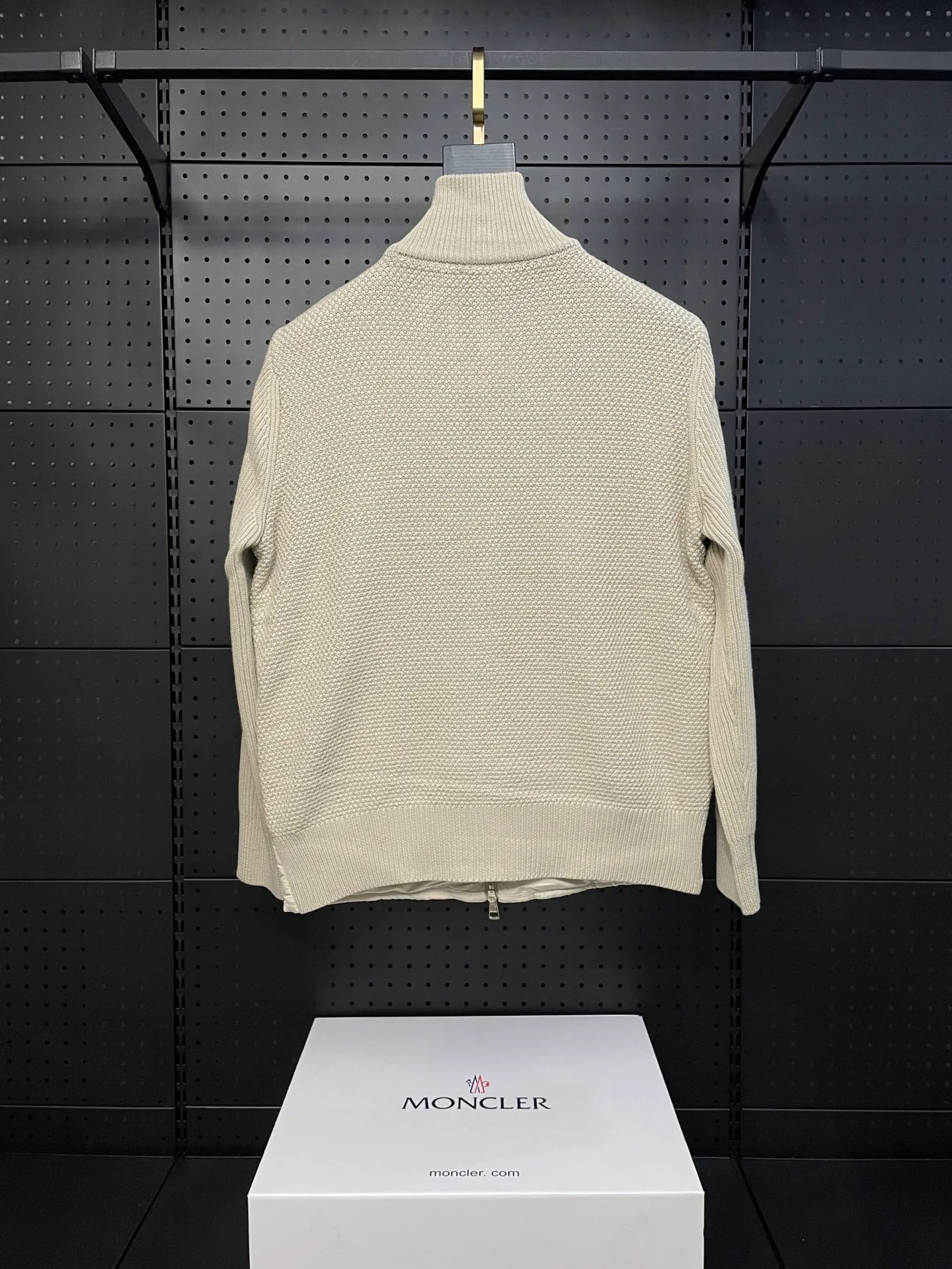 P660 Moncler men's knitted down splicing men's new style (black and beige two colors) ‼ ️Exclusive model, exclusive release‼ ️ Selling point: Down knitted splicing, the splicing is made of wool blended fabric!  Mengjia will release several types of sweaters and down at this time of the year. In fact, the sweater and down at the Mjia counter are classic and evergreen styles. They are all in basic style. They can be worn alone or matched inside, as a sweater. The main promotion of this kind of counter is beige, so most of them are beige. The front is down, and the back and both sleeves are made of wool blended fabric. The code number is MLXLXXL.