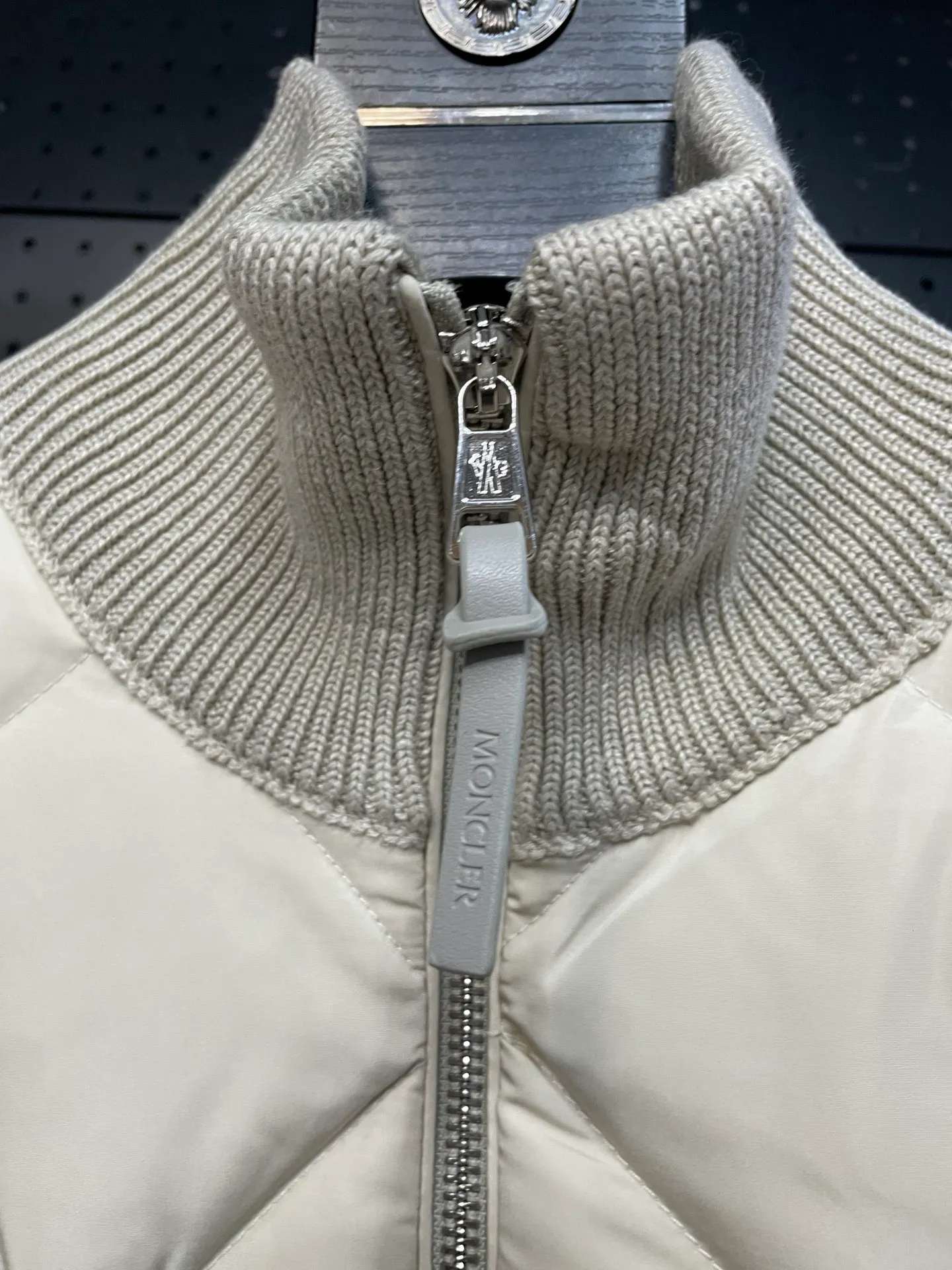 P660 Moncler men's knitted down splicing men's new style (black and beige two colors) ‼ ️Exclusive model, exclusive release‼ ️ Selling point: Down knitted splicing, the splicing is made of wool blended fabric!  Mengjia will release several types of sweaters and down at this time of the year. In fact, the sweater and down at the Mjia counter are classic and evergreen styles. They are all in basic style. They can be worn alone or matched inside, as a sweater. The main promotion of this kind of counter is beige, so most of them are beige. The front is down, and the back and both sleeves are made of wool blended fabric. The code number is MLXLXXL.