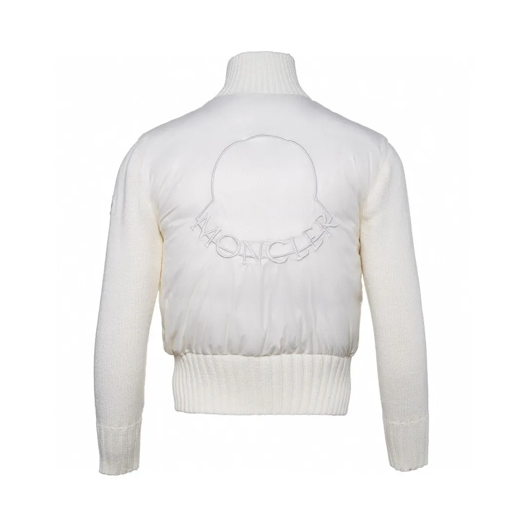 P580 Embroidered knitted MONCLER/Mask MC spliced ​​wool knitted sleeves stand collar down jacket (two colors available: black and white) spliced ​​down jacket, sleeves spliced ​​with wool knitted fabric, overall warm effect, breaking the conventional bloated down jacket, casual and fashionable, classic logo embroidery on the back is perfectly embellished, national standard down filling inside Style number: A65# Size: 1 2 3 4 Color: black white