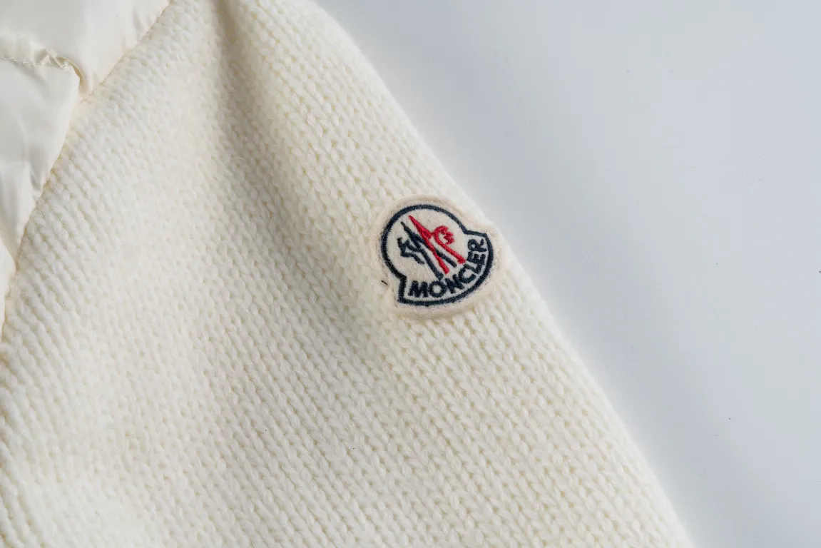P580 Embroidered knitted MONCLER/Mask MC spliced ​​wool knitted sleeves stand collar down jacket (two colors available: black and white) spliced ​​down jacket, sleeves spliced ​​with wool knitted fabric, overall warm effect, breaking the conventional bloated down jacket, casual and fashionable, classic logo embroidery on the back is perfectly embellished, national standard down filling inside Style number: A65# Size: 1 2 3 4 Color: black white