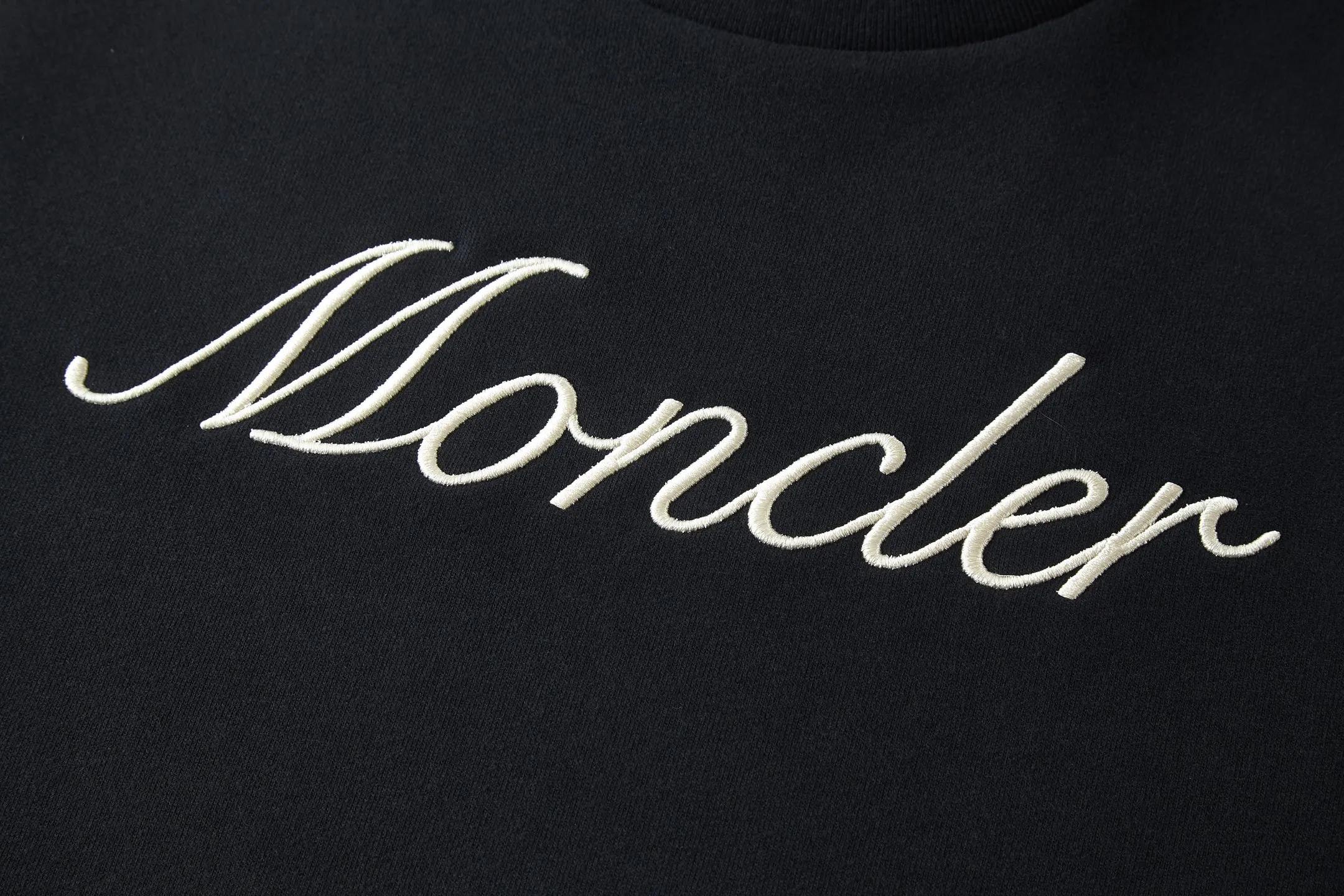 P360 exclusive supply] Moncler logo embroidered round neck sweatshirt (black) The fabric is made of 380g brushed sweatshirt terry, and the fabric is brushed to make the surface feel softer and smoother. The thread is matched with 1*1 double yarn thread. The embroidery uses 3D multi-dimensional embroidery, embellished with connected brand embroidered letters. The armband is made of sheepskin composite embroidery technology. Made from soft cotton fleece, this sweatshirt is suitable for all seasons. Round neck design, embellished with logo embroidery, inspired by college baseball uniforms. Crew neck in cotton fleece. Logo embossed and embroidered. Size:S-M-L-XL
