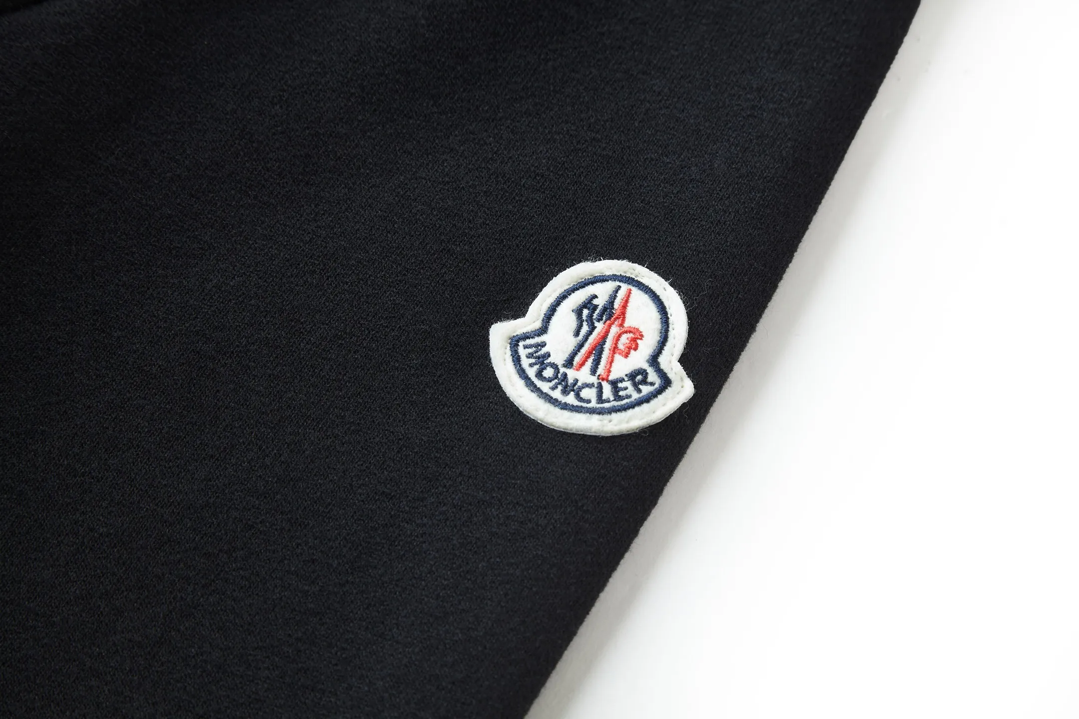 P360 exclusive supply] Moncler logo embroidered round neck sweatshirt (black) The fabric is made of 380g brushed sweatshirt terry, and the fabric is brushed to make the surface feel softer and smoother. The thread is matched with 1*1 double yarn thread. The embroidery uses 3D multi-dimensional embroidery, embellished with connected brand embroidered letters. The armband is made of sheepskin composite embroidery technology. Made from soft cotton fleece, this sweatshirt is suitable for all seasons. Round neck design, embellished with logo embroidery, inspired by college baseball uniforms. Crew neck in cotton fleece. Logo embossed and embroidered. Size:S-M-L-XL