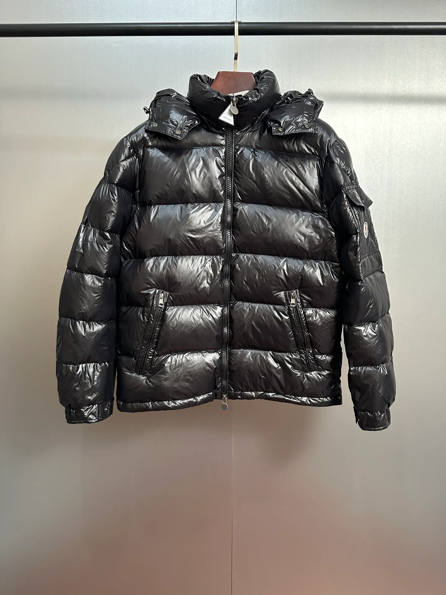 P760 Moncler/Maya classic down jacket, glossy black with super texture, warm and fashionable, easy to cope with the cold winter, a must-have for fashionistas ~ excellent thermal insulation effect, three-proof nylon material, windproof and waterproof, soft and comfortable, ykk two-way zipper, durable and smooth, three-layer gallbladder anti-drilling velvet! Color: Glossy Black Sizes: 1, 2, 3, 4, 5