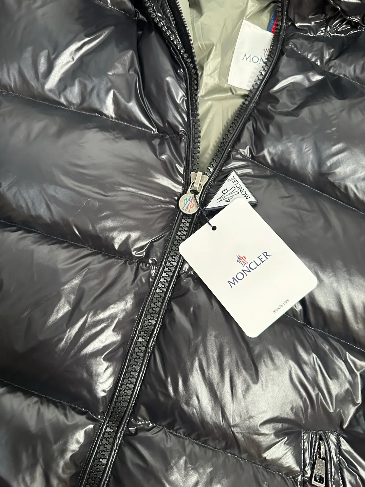 P760 Moncler/Maya classic down jacket, glossy black with super texture, warm and fashionable, easy to cope with the cold winter, a must-have for fashionistas ~ excellent thermal insulation effect, three-proof nylon material, windproof and waterproof, soft and comfortable, ykk two-way zipper, durable and smooth, three-layer gallbladder anti-drilling velvet! Color: Glossy Black Sizes: 1, 2, 3, 4, 5