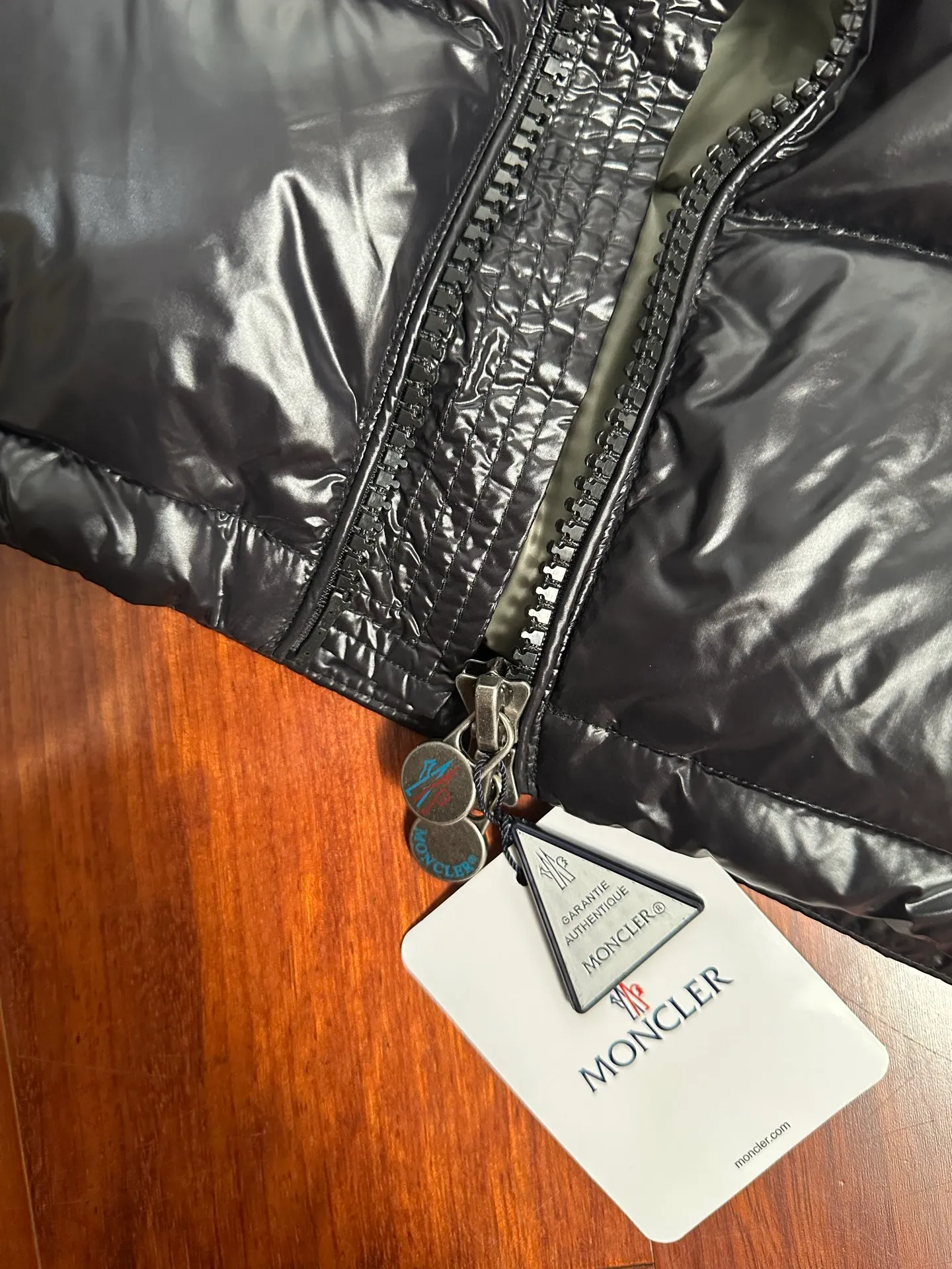 P760 Moncler/Maya classic down jacket, glossy black with super texture, warm and fashionable, easy to cope with the cold winter, a must-have for fashionistas ~ excellent thermal insulation effect, three-proof nylon material, windproof and waterproof, soft and comfortable, ykk two-way zipper, durable and smooth, three-layer gallbladder anti-drilling velvet! Color: Glossy Black Sizes: 1, 2, 3, 4, 5