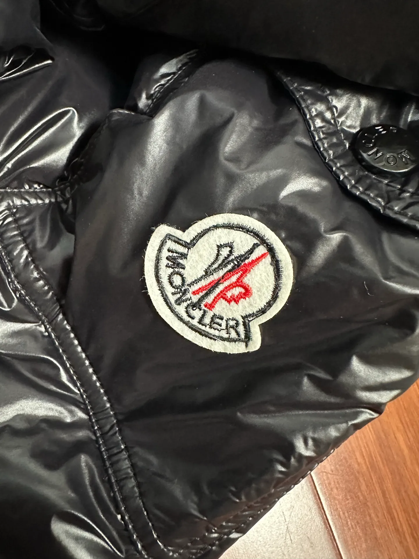 P760 Moncler/Maya classic down jacket, glossy black with super texture, warm and fashionable, easy to cope with the cold winter, a must-have for fashionistas ~ excellent thermal insulation effect, three-proof nylon material, windproof and waterproof, soft and comfortable, ykk two-way zipper, durable and smooth, three-layer gallbladder anti-drilling velvet! Color: Glossy Black Sizes: 1, 2, 3, 4, 5